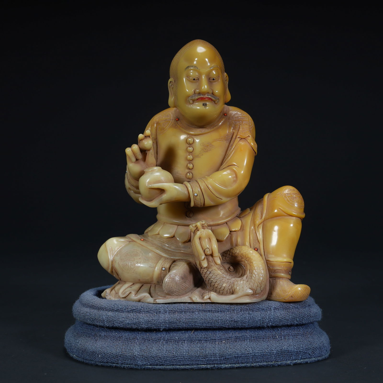 A seated statue of a dragon in the Qing Dynasty Shoushan stone inlaid with treasures: Qing Dynasty Shoushan stone inlaid treasure dragon arhat seated statue SIZE: H:13cm L:11cm W:7cm W:739.5g