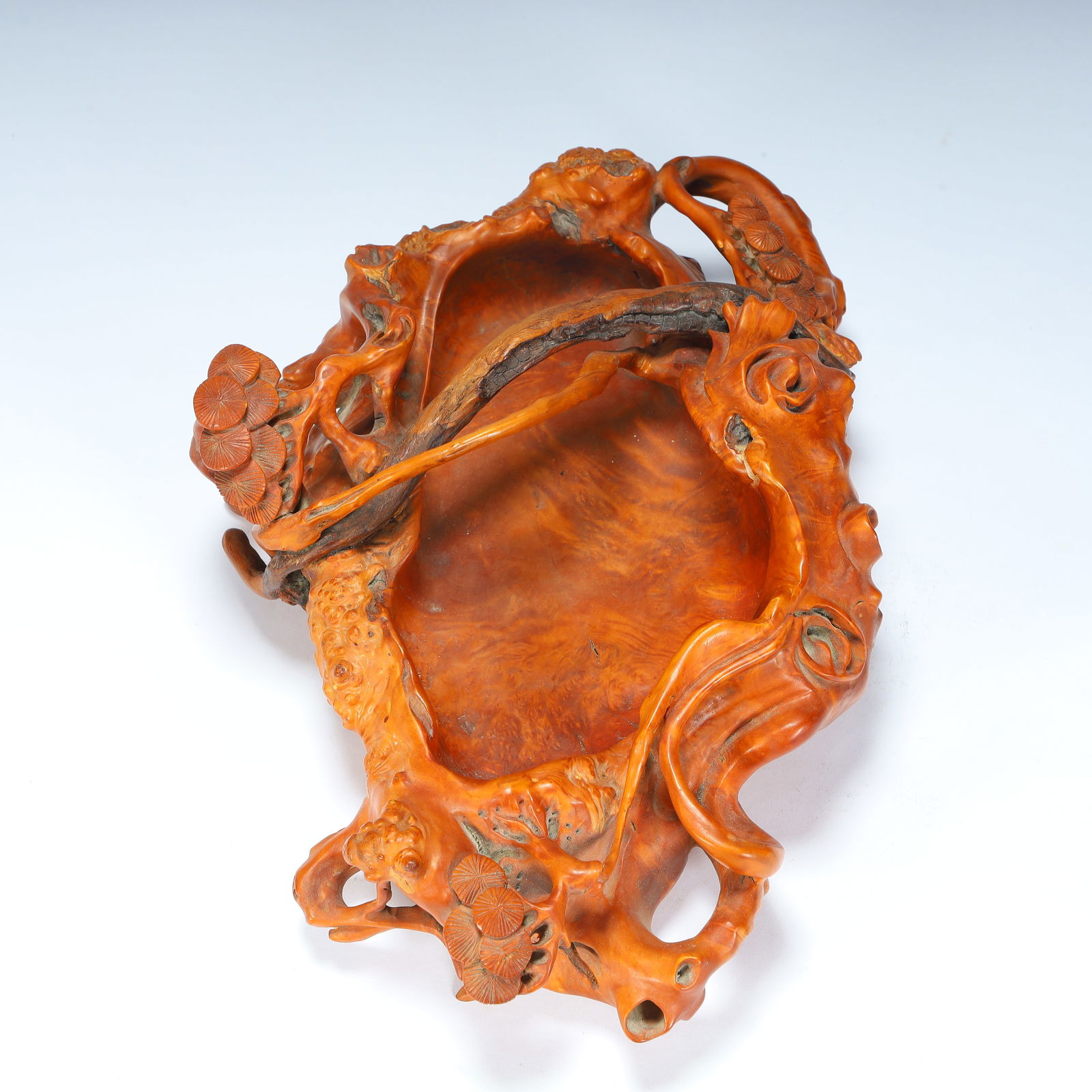 A Qing Dynasty boxwood carving "Pine branches are washed with the shape of the brush: Qing Dynasty boxwood carving "pine branches are washed with the brush SIZE: H:8.5cm L:25.5cm W:17.5cm W:756.5g
