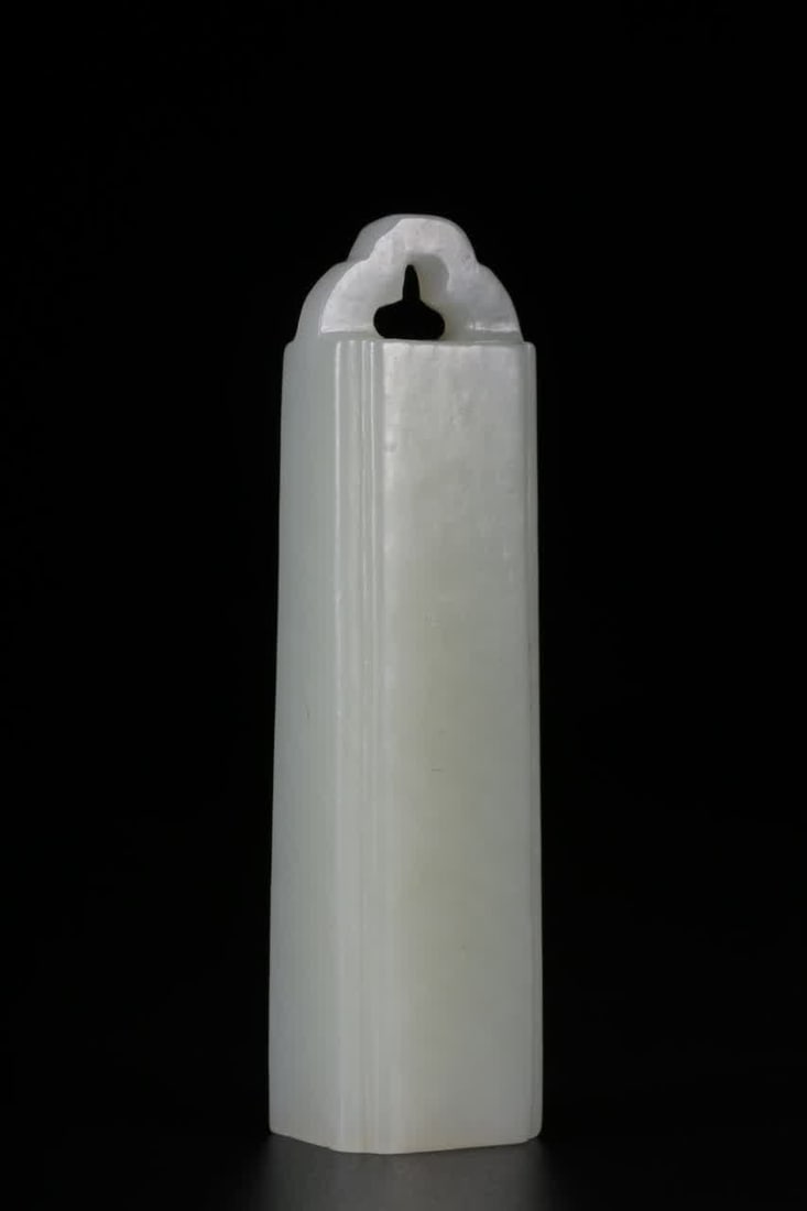 A piece of Qing Dynasty Hetian white jade square Japanese horn feather pipe: Qing Dynasty Hetian white jade square Japanese horn feather pipe SIZE: H:7.1cm L:1.7cm W:34g