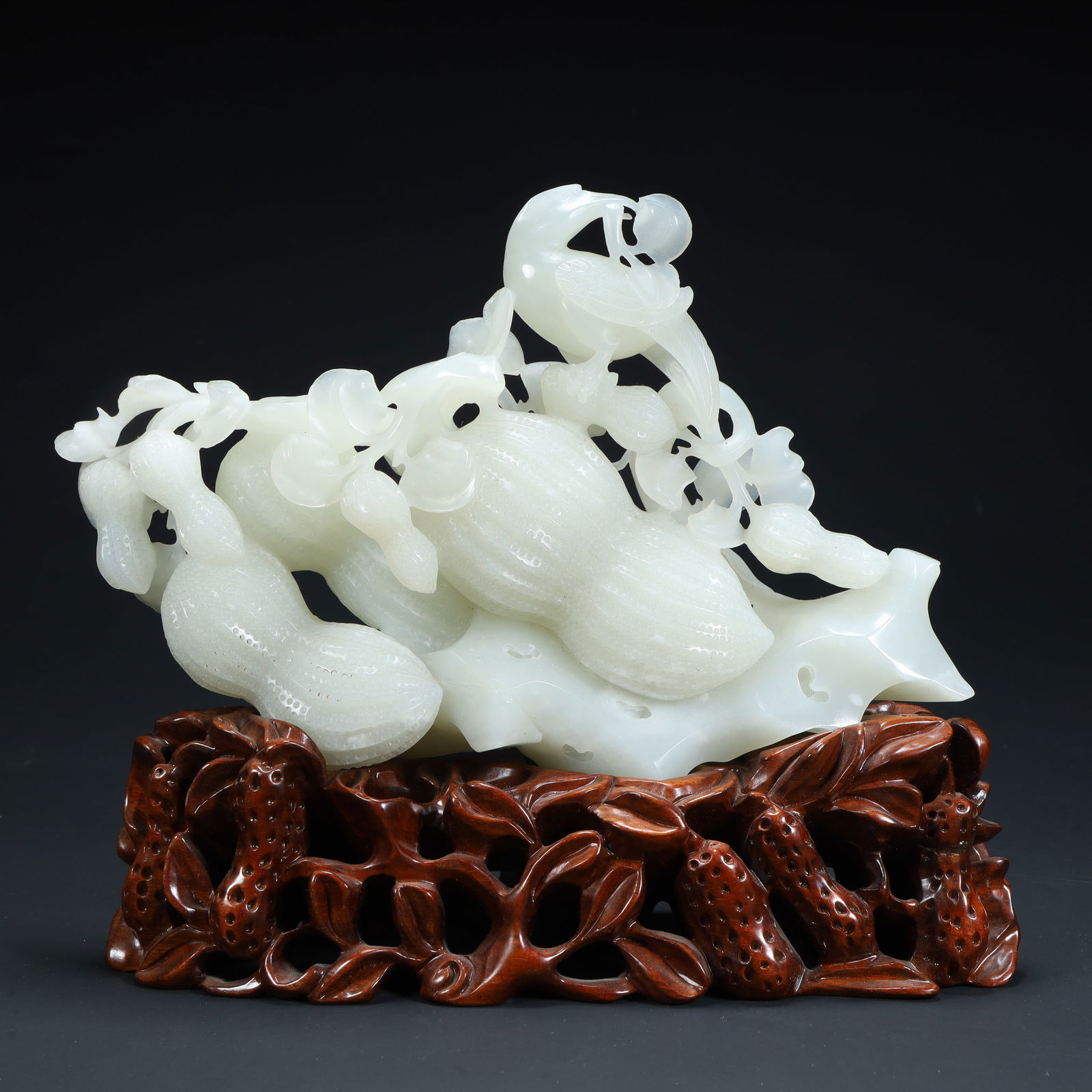 A piece of Hetian white jade is a lifetime of wealth and nobility: Hetian white jade is a lifetime of wealth and nobility SIZE: Total H: 20cm L: 24cm W: 7cm Total W: 1.7kg