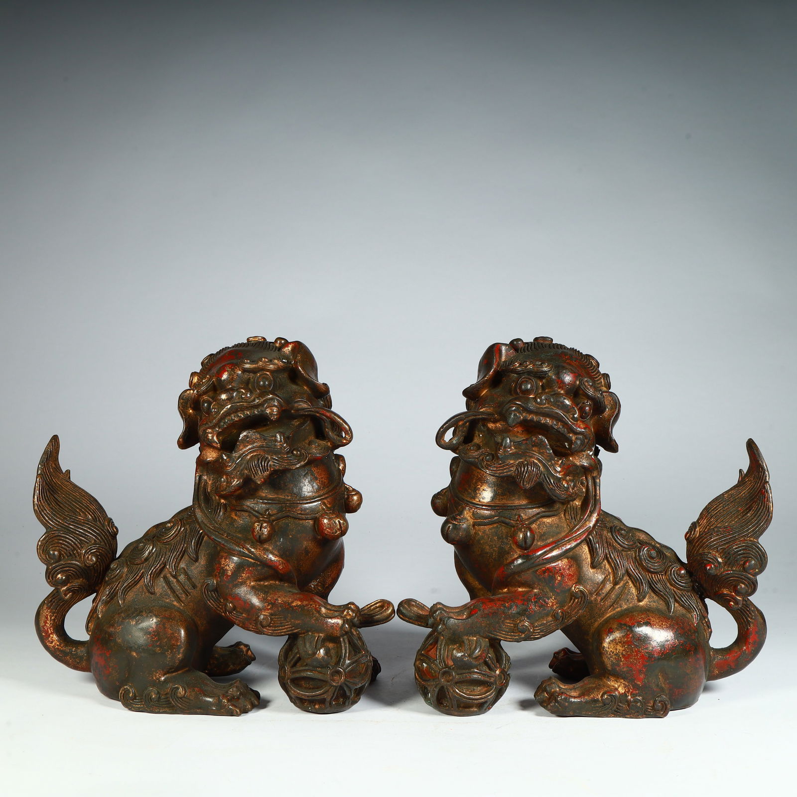 A pair of Qing Dynasty copper gilt play lion ornaments: Qing Dynasty copper gilt play ball lion ornament SIZE: H:21cm L:19cm W:11cm W:4.4kg