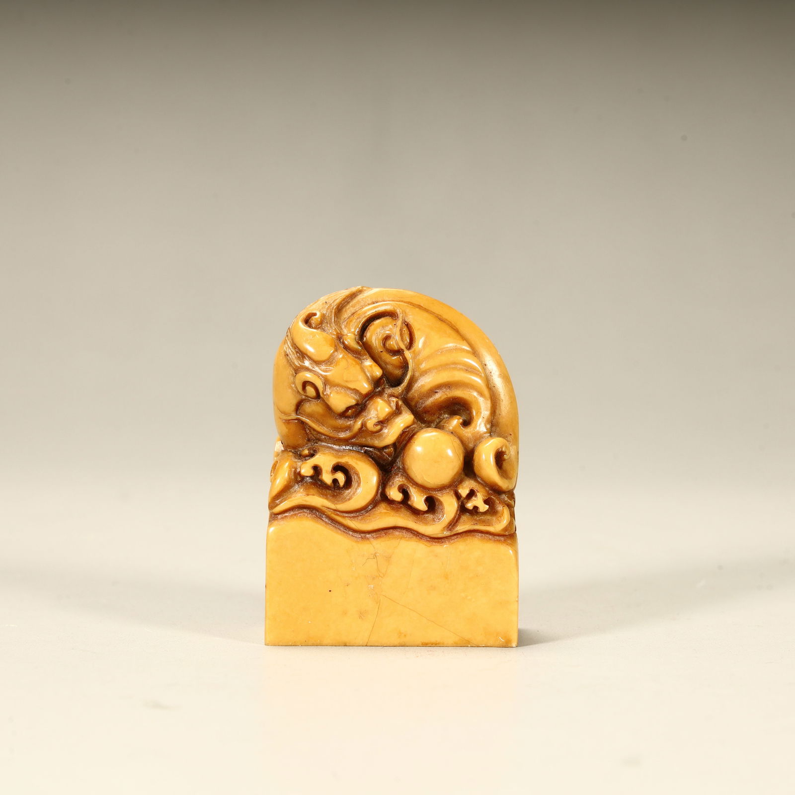 A Qing Dynasty fine small Shoushan stone beast seal: Qing Dynasty boutique small Shoushan stone auspicious beast seal SIZE: H:4.6cm L:3.3cm W:1.6cm W:48g