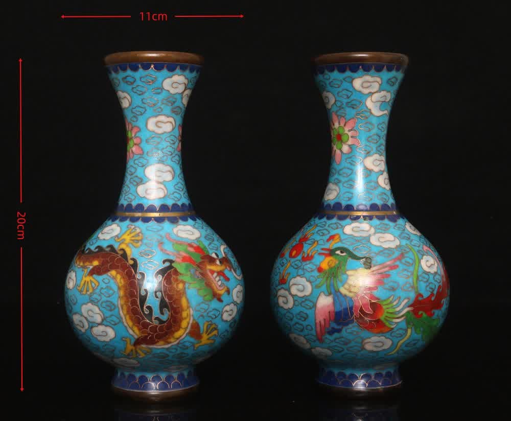 A pair of cloisonné cloisonné dragon and phoenix dragon and phoenix globe bottles: cloisonné cloisonné dragon and phoenix celestial globe vase SIZE: H: 20x11cm (pieces) W: Approximately 1.80kg per pair