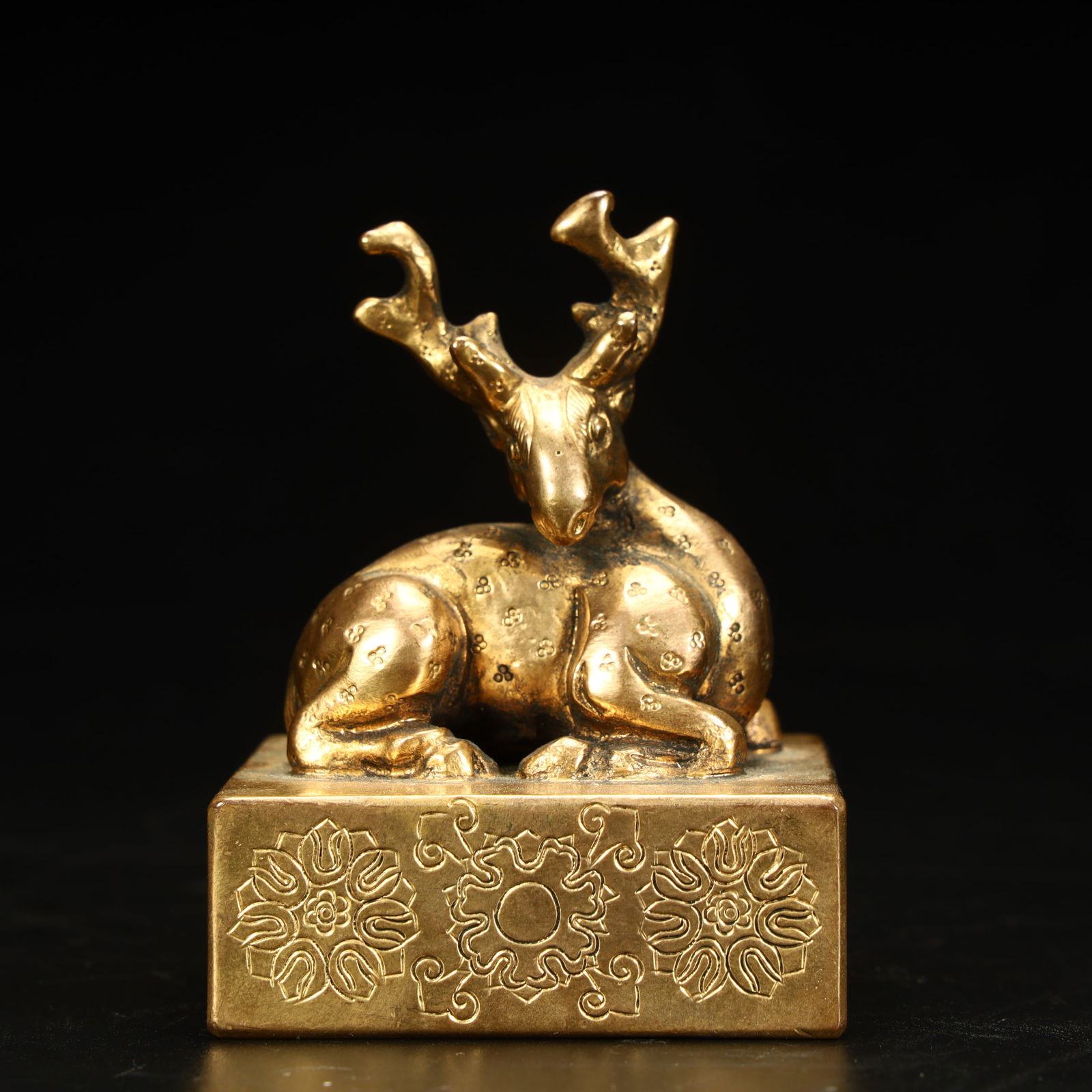 A Qing Dynasty copper-gilt deer-shaped seal: Qing Dynasty copper gilt deer-shaped seal SIZE: H:8cm L:5.5cm W:5.5cm W:735g
