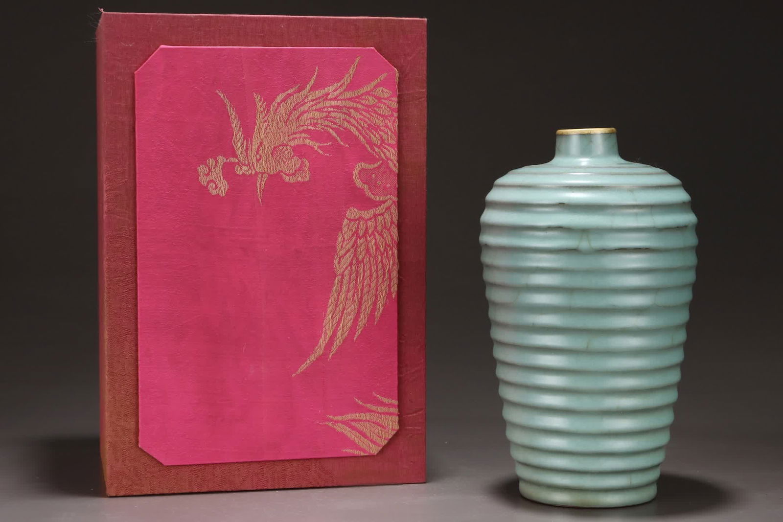 A Qing and Tibetan Song official kiln powder blue glaze inlaid with gold buckle string pattern plum: Qing and Tibetan Song official kiln powder celadon glaze inlaid with gold buckle string pattern plum bottle SIZE: H: 24cm Shoulder W: 14.5cm