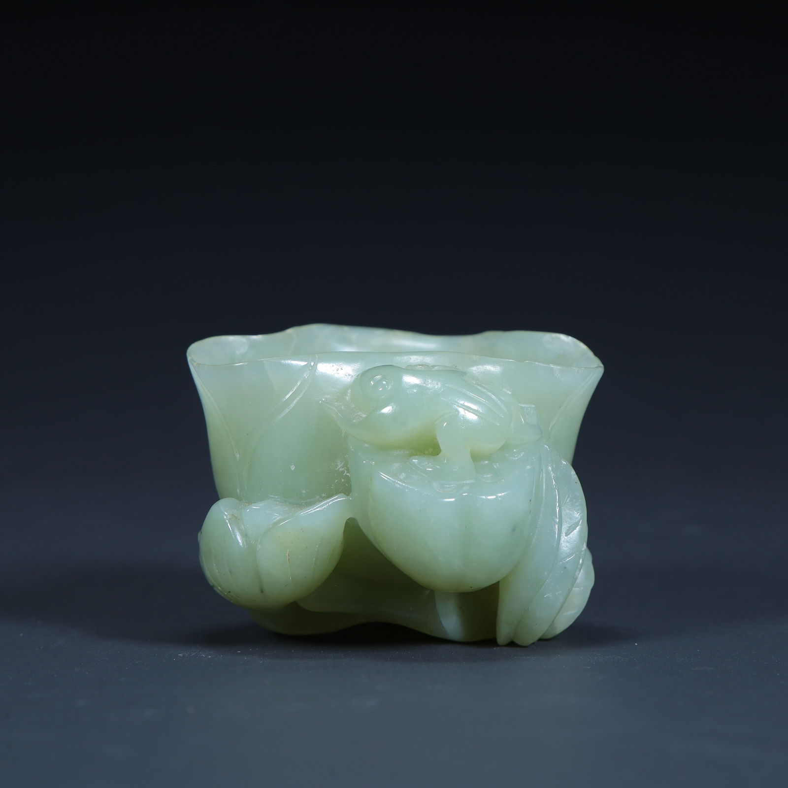 A Qing Dynasty Hetian jade lotus leaf frog pattern cup: Qing Dynasty Hetian jade lotus leaf frog pattern cup SIZE: H:4.5cm L:6cm W:6cm W:152g