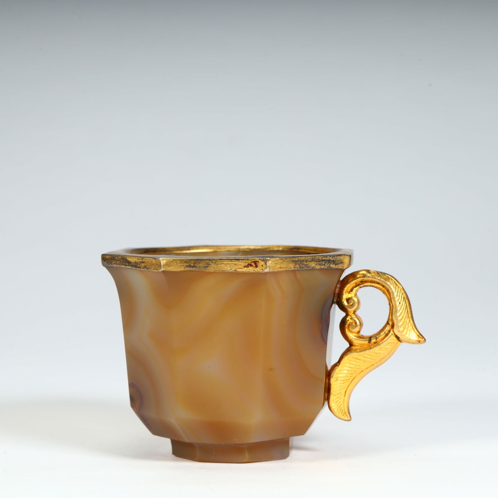 A Liao Dynasty agate-wrapped golden dragon ear cup: Liao Dynasty agate covered golden dragon ear cup SIZE: H:5.2cm L:8cm W:6.5cm W:138.4g