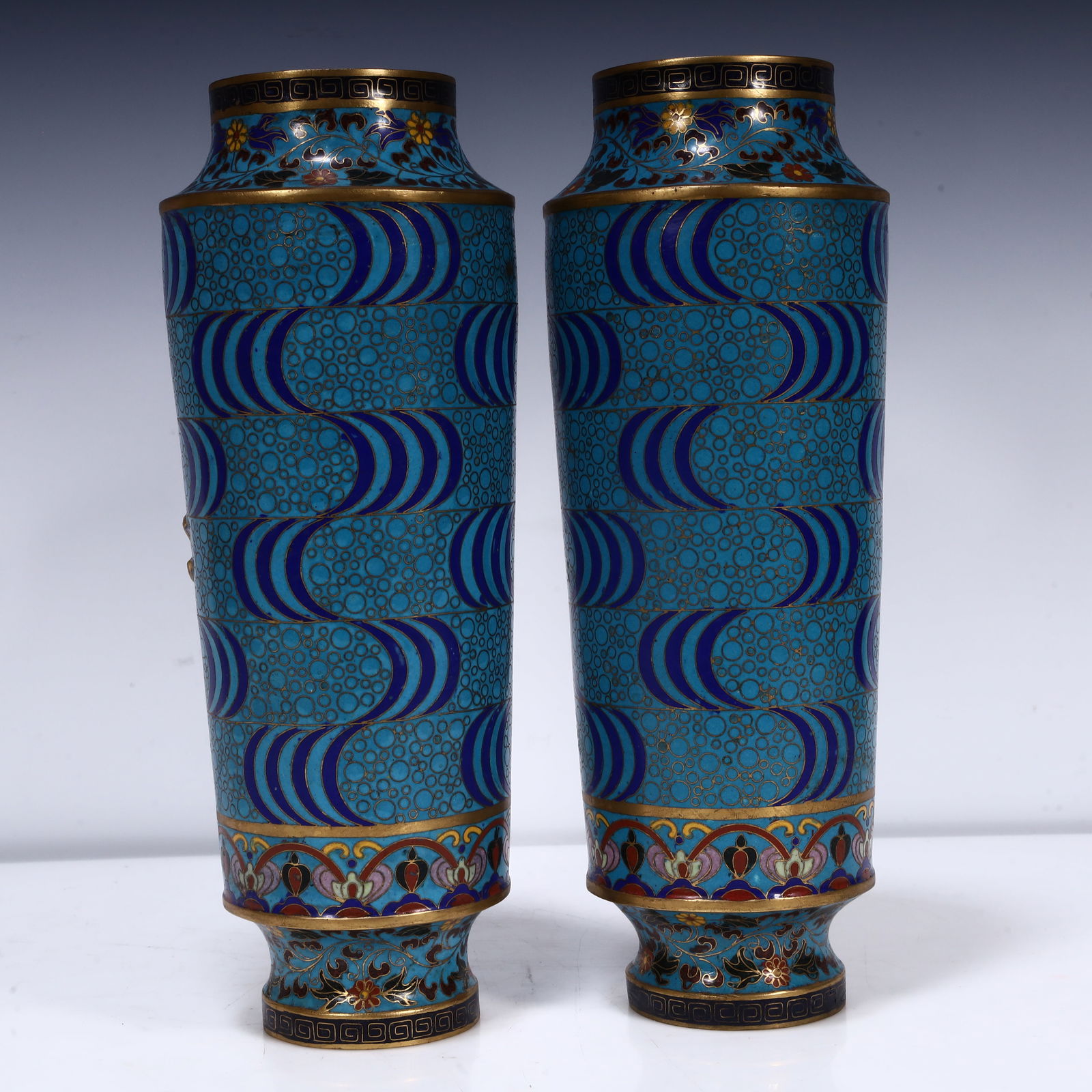 A cloisonné vase: Cloisonné vase SIZE: L:11cm W:11cm H:30cm W:2.8kg