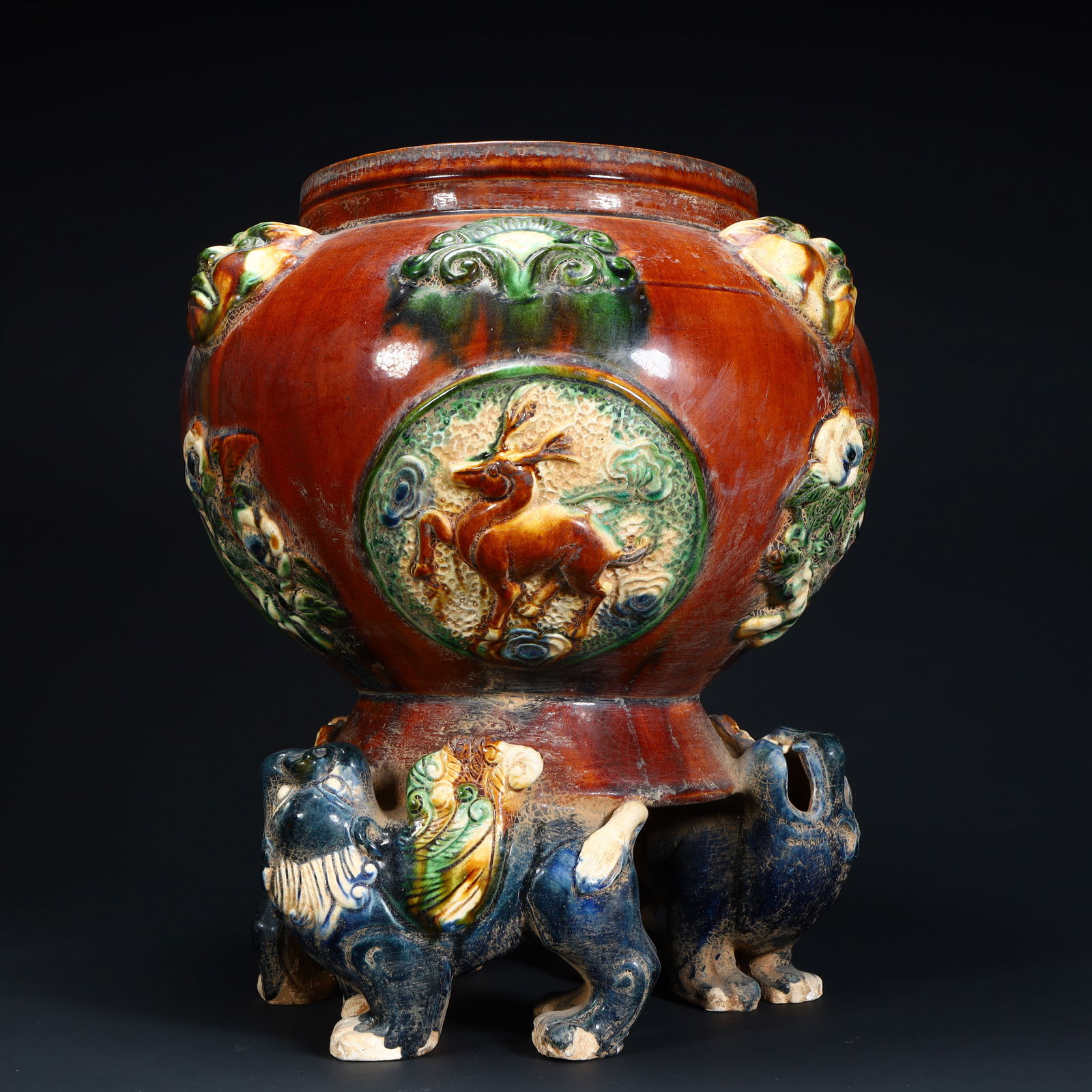 A Tang Dynasty Tang Sancai plastic animal foot jar: Tang Dynasty Tang Sancai plastic animal foot jar SIZE: H:30cm L:25cm W:25cm W:3.9kg