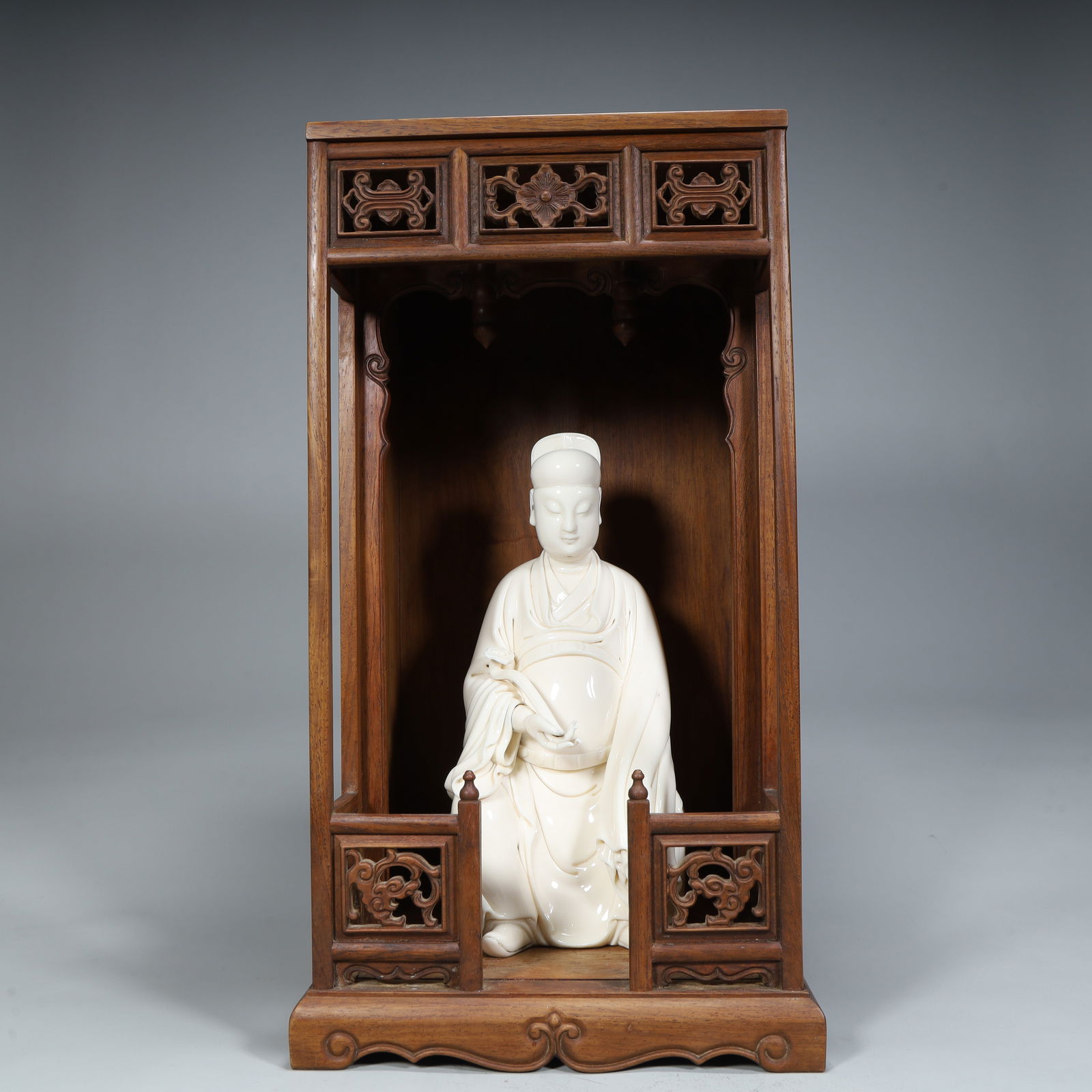 A white porcelain statue of the Wenchang emperor in the Qing Dynasty (with a wooden carved niche): Qing Dynasty Wenchang Emperor White Porcelain Statue (with Wood Carving Niche) SIZE: Total W: 5.3kg H: 28cm L: 13cm W: 12cm W: 1.7kg