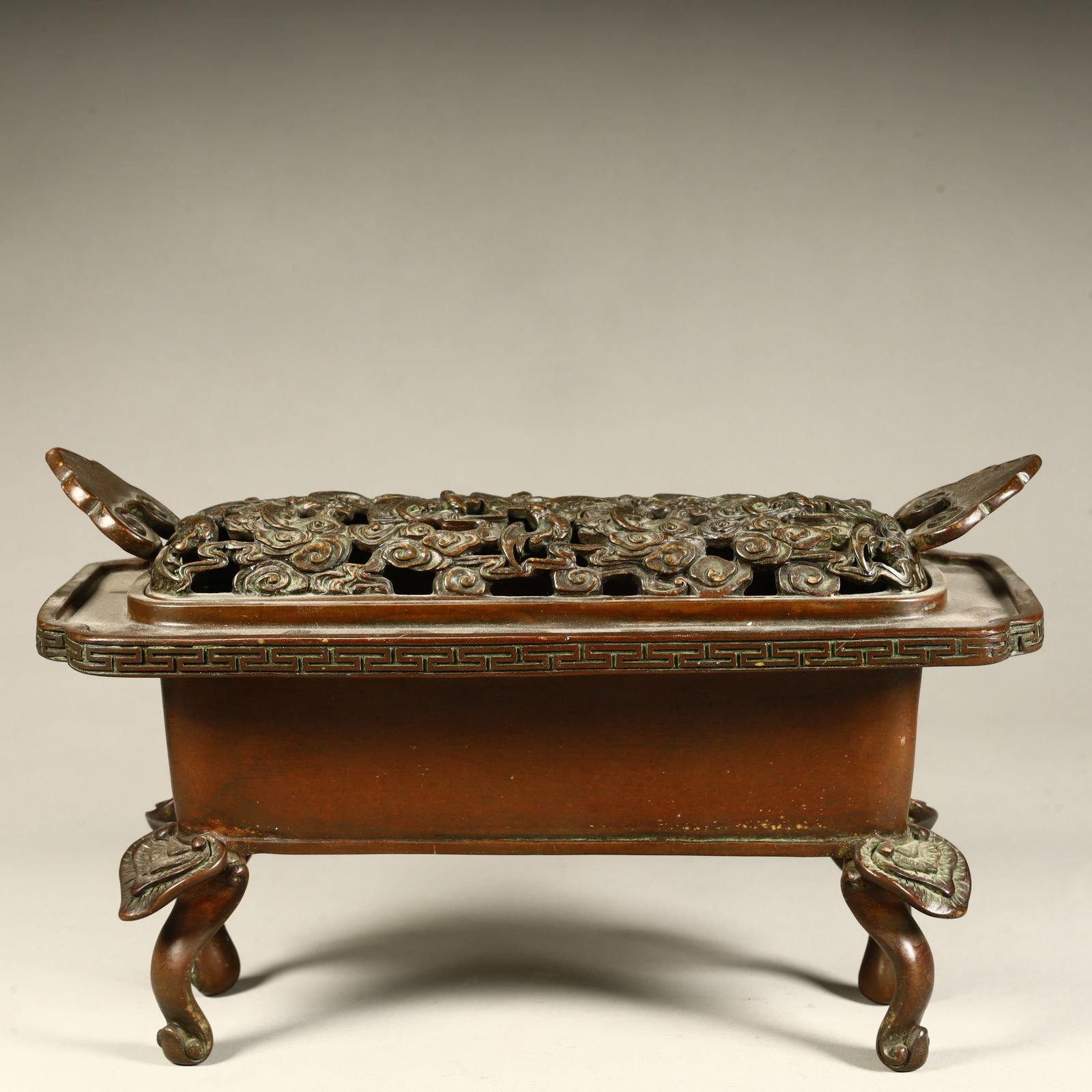 A piece of old copper amphora in the Qing Dynasty: Qing Dynasty old copper amphora incense burner SIZE: H:14cm L:13cm W:11cm W:2.4kg