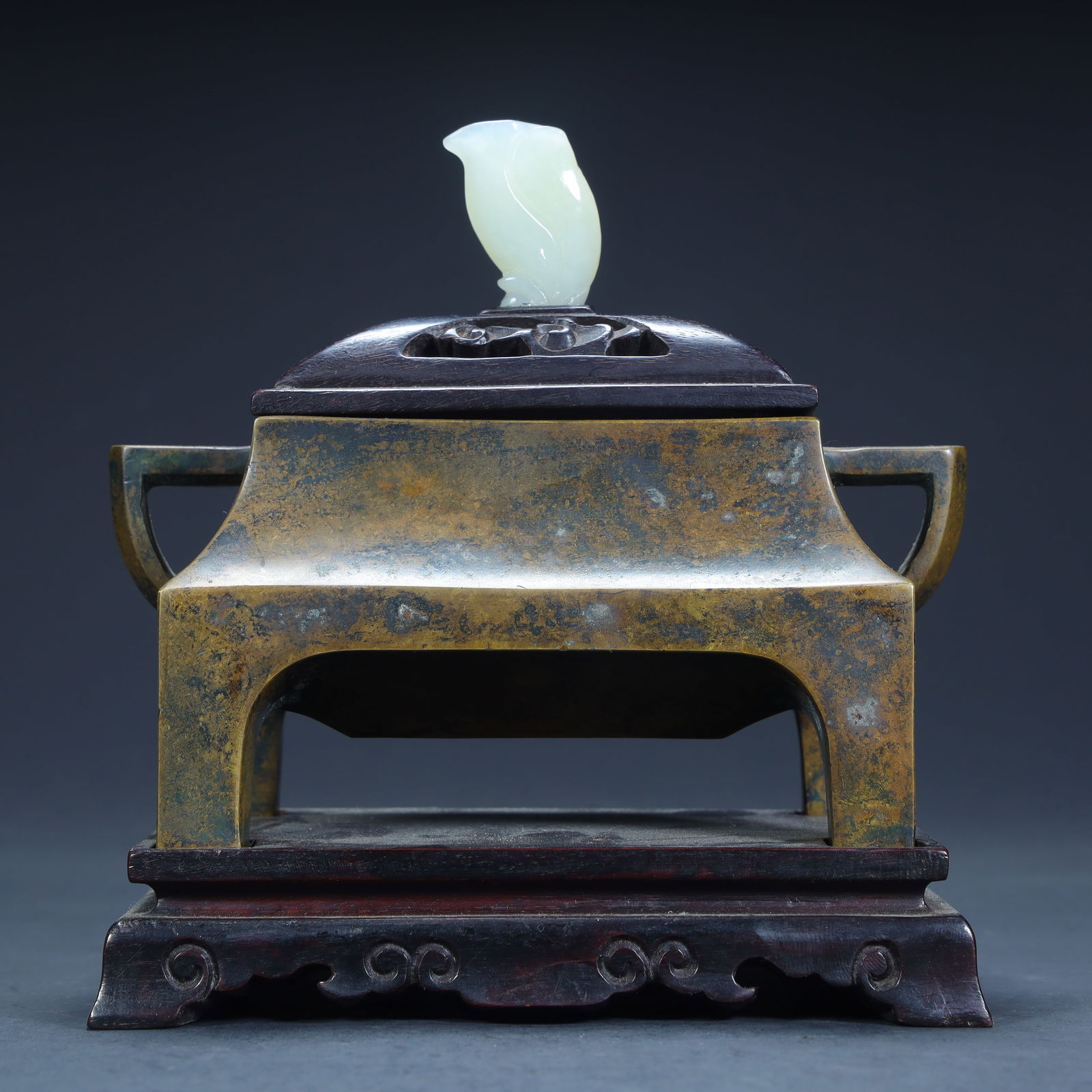 A Qing Dynasty copper tire jade button rectangular aromatherapy: Qing Dynasty copper tire jade button rectangular aromatherapy SIZE: H:14.5cm L:13cm W:9cm W:1053g