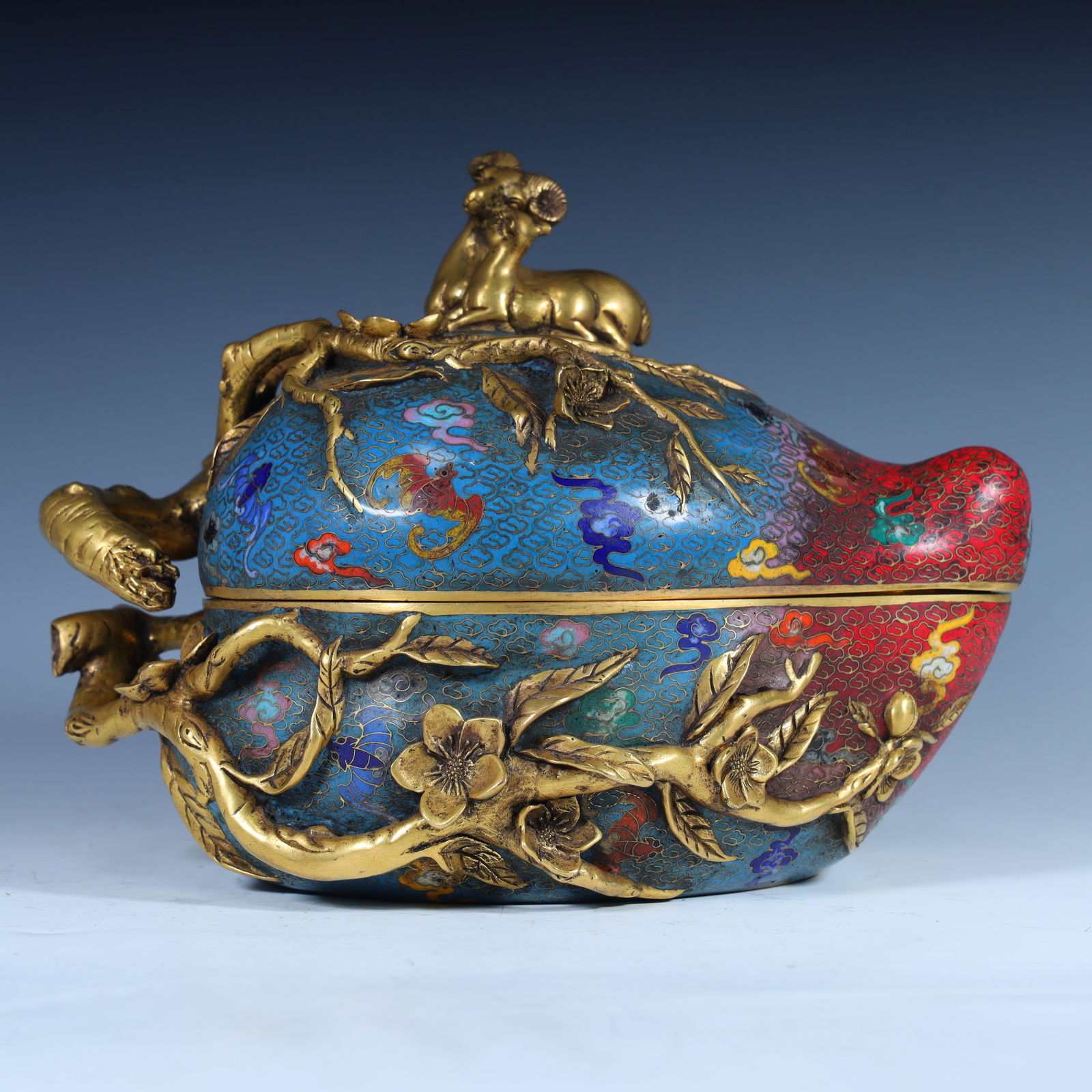 A Qing Dynasty Qianlong cloisonné longevity peach lid box: Qing Dynasty Qianlong cloisonné longevity peach cover box SIZE: H:19.7cm L:26cm W:22cm W:5.9kg