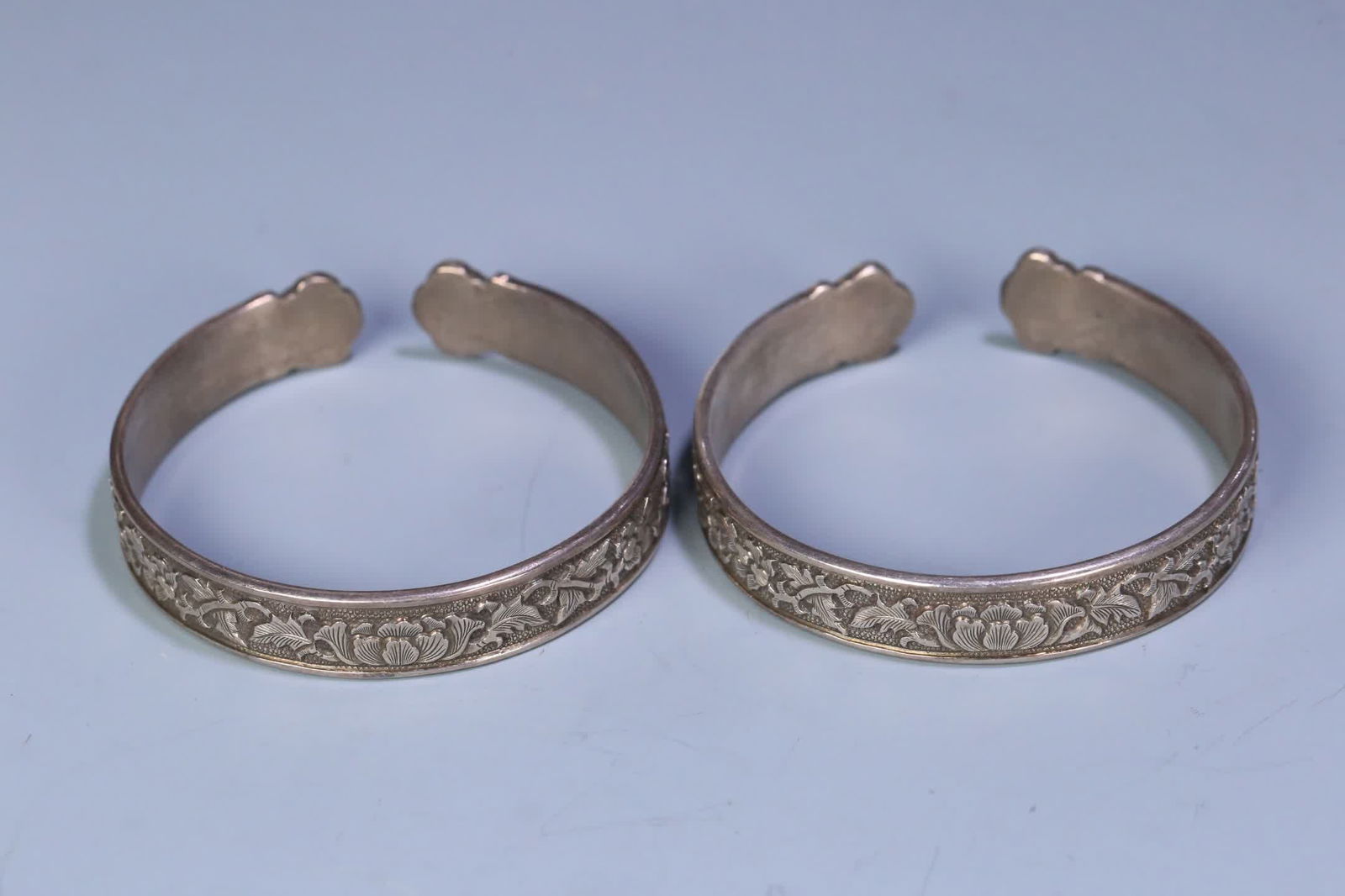A pair of Qing Dynasty intertwined flower butterfly pattern old silver bracelets (1 of 9)