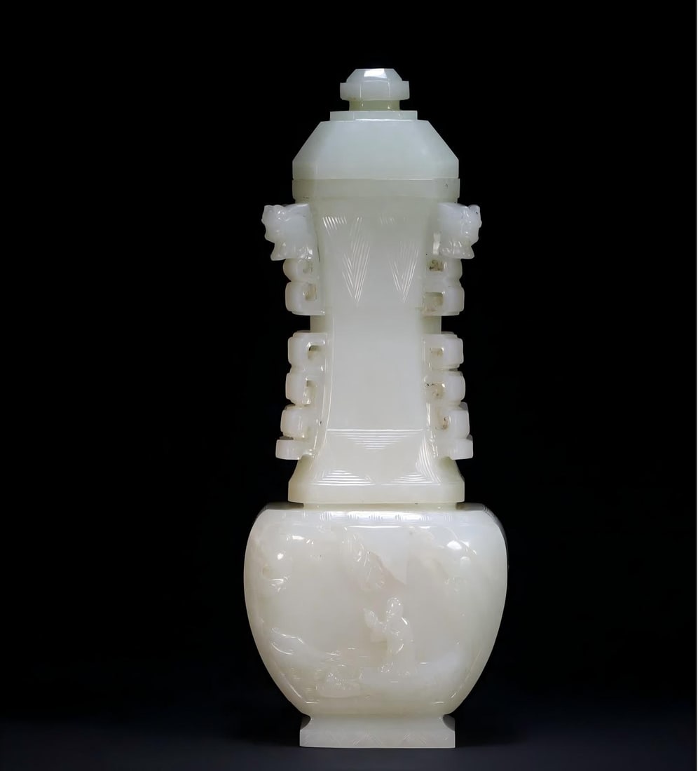 A Qing Dynasty halberd dragon ear treasure cap vase ornament: Qing Dynasty Halberd Dragon Ear Treasure Cap Bottle Ornament This jade vase is carved from Xinjiang Hetian seed material, the jade is as smooth as fat, and the structure is dense and solid. Adopting t