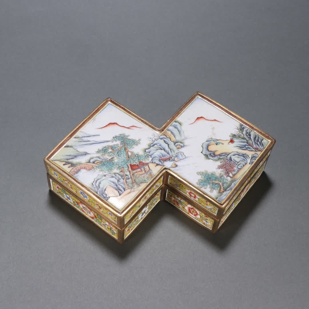 A piece of Qing Dynasty copper gilt painting enamel landscape picture landscape diamond cover box: Qing Dynasty copper gilt painting enamel landscape map landscape diamond cover box SIZE: H:4.4cm W:17.5cm W:832.7g