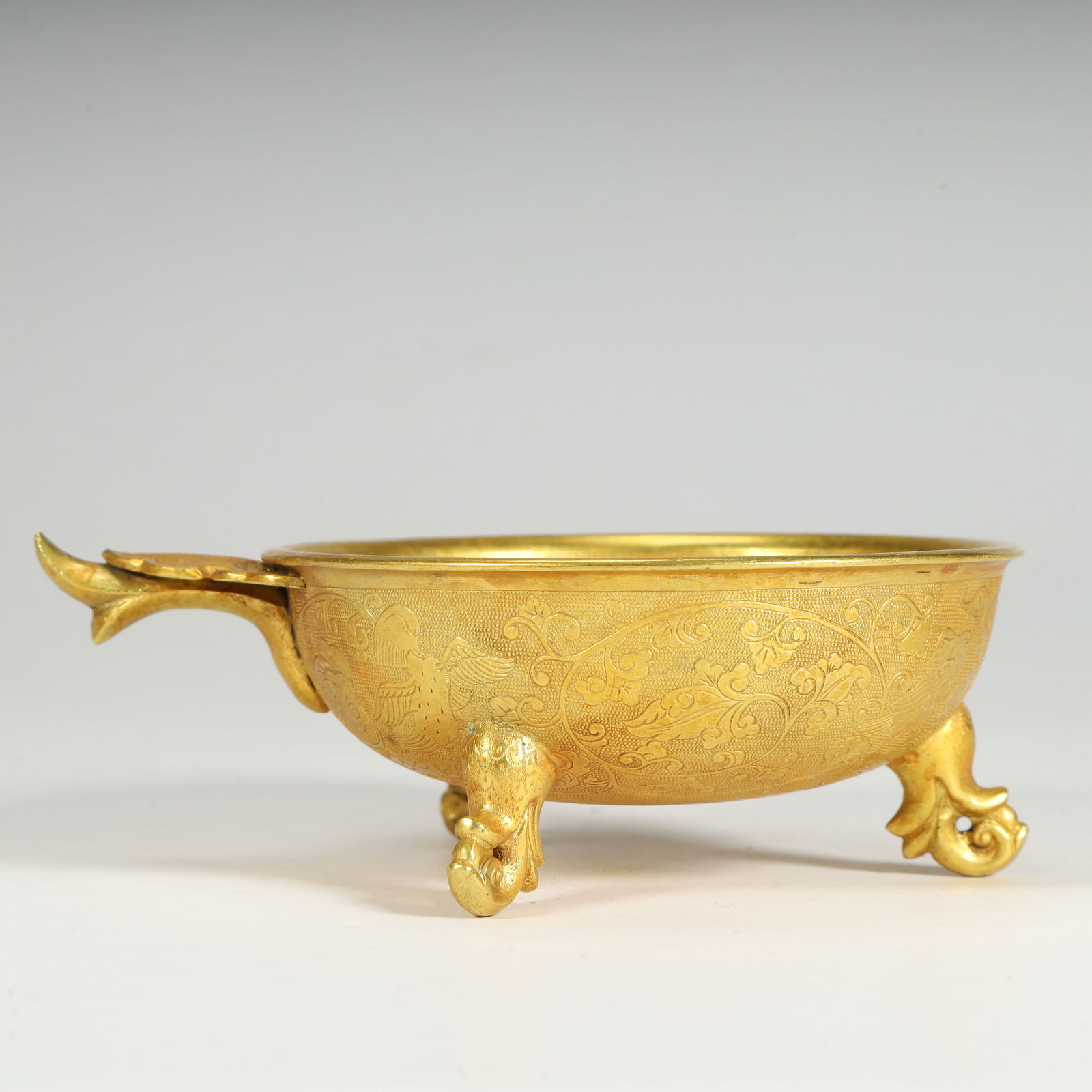 A Tang Dynasty gilt mandarin duck pattern three-legged bowl: Tang Dynasty gilt mandarin duck pattern three-legged bowl SIZE: H:4.5cm L:12.5cm W:9.8cm W:272g?