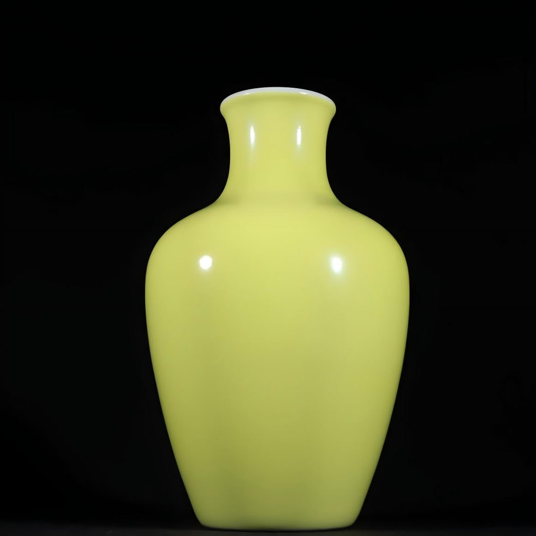 A Qing Dynasty Tongzhi tartra yellow glazed bottle (1 of 9)