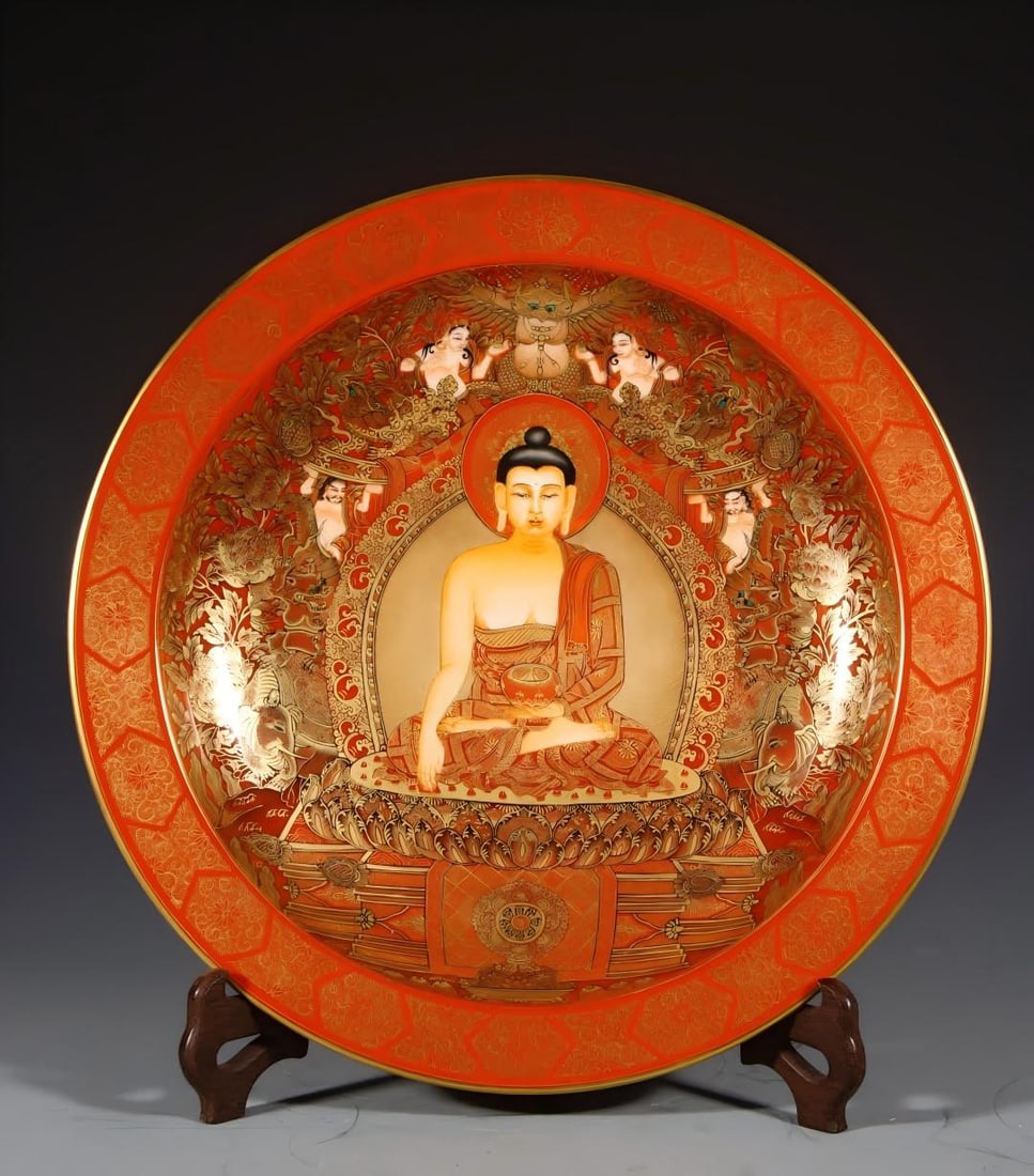 A Qing Qianlong thangka gold-painted Buddha plate: Qing Qianlong thangka gold-painted Buddha plate SIZE: H: 7.5cm mouthD: 43.5cm Bottom diameter 24.5cm