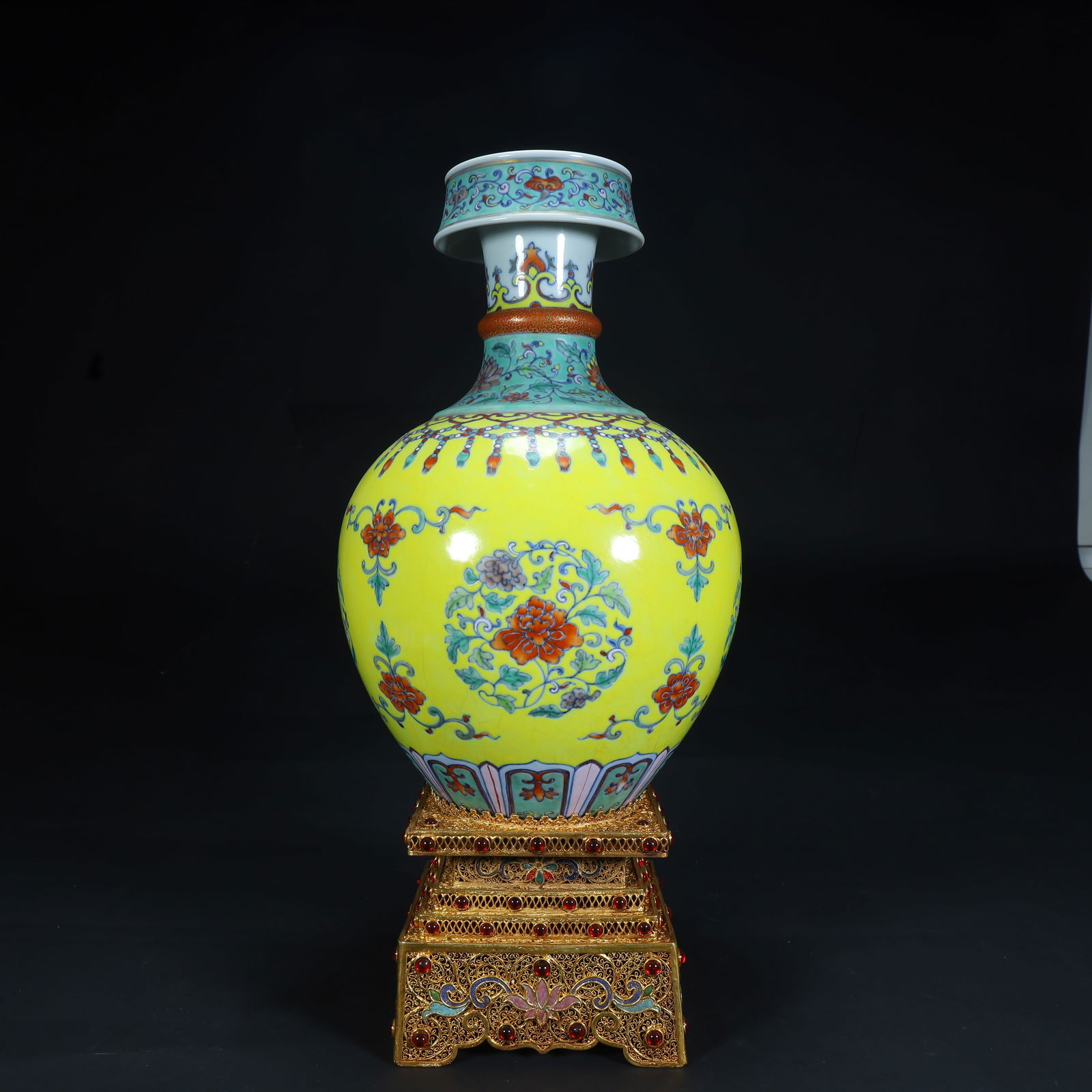 A Qing Qianlong yellow pastel floral pattern Benba bottle (1 of 10)