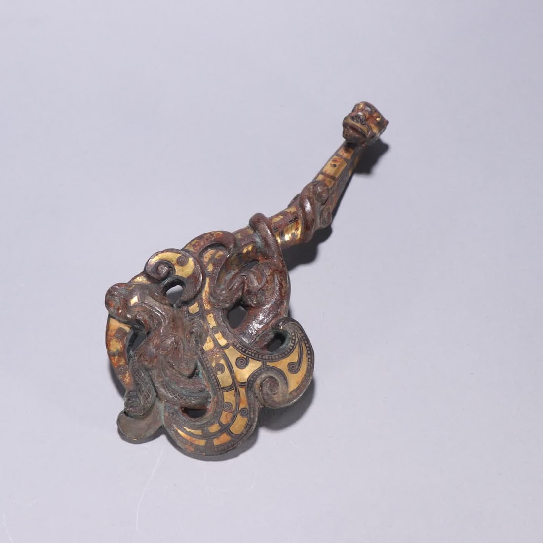 A Han Dynasty copper cuo golden dragon belt hook: Han Dynasty copper cuo golden dragon hook SIZE: L:16.8cm W:7.7cm