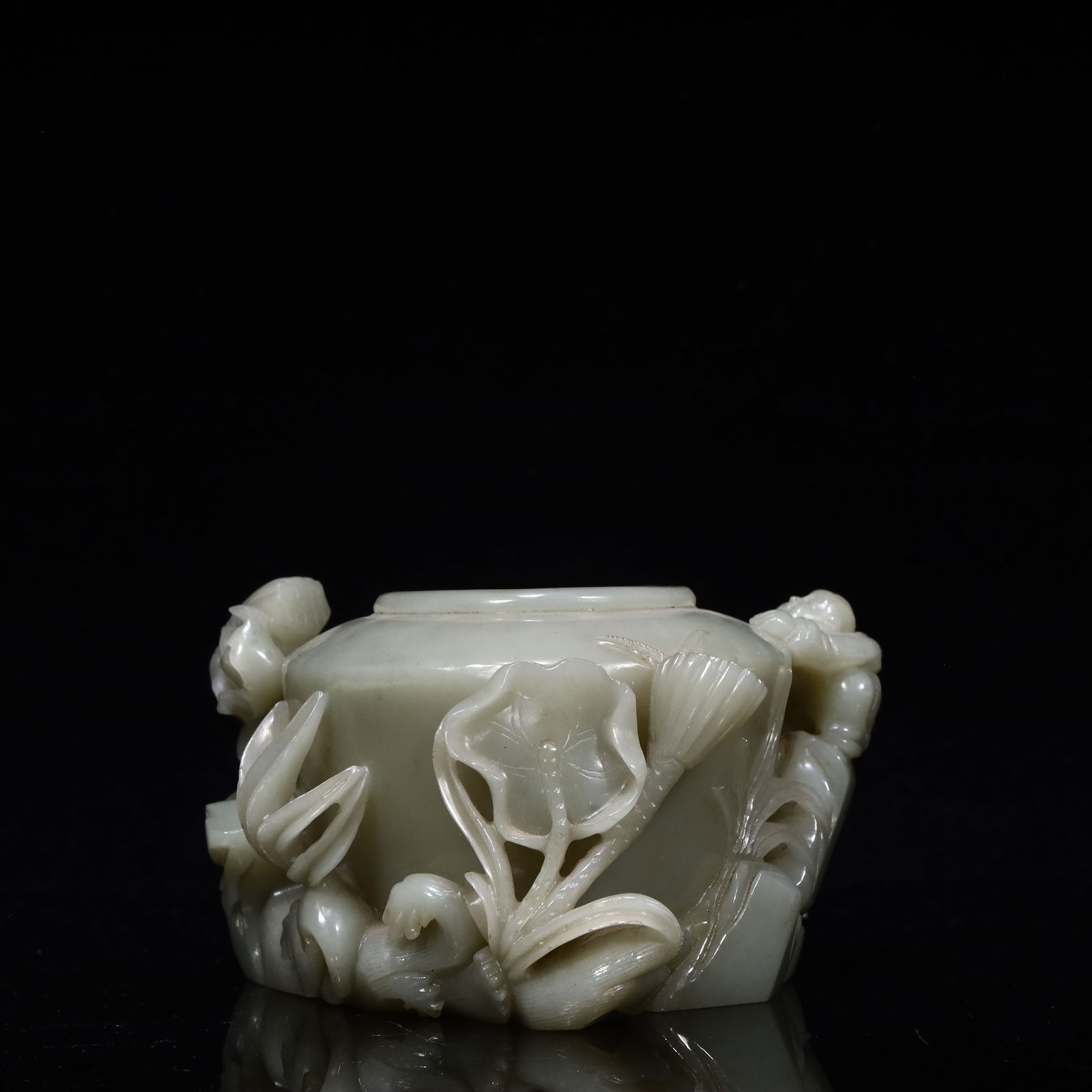 A piece of Hetian jade is washed by a pen in the cool: Hetian jade children wash in the cool SIZE: L:13cm W:12cm H:7.5cm W:834G