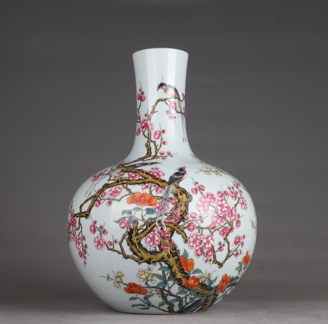 A Qing Yongzheng enamel color magpie Denmei poetry Wen Tian ball bottle: Qing Yongzheng enamel color magpie Deng Mei poetry Wen Tianqiu bottle SIZE: H:35cm abdominalD:25.5cm