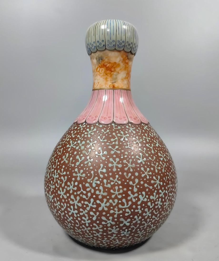 A Qing Dynasty Yongzheng garlic bottle: Qing Dynasty Yongzheng garlic bottle SIZE: H:20cm W:13.5cm