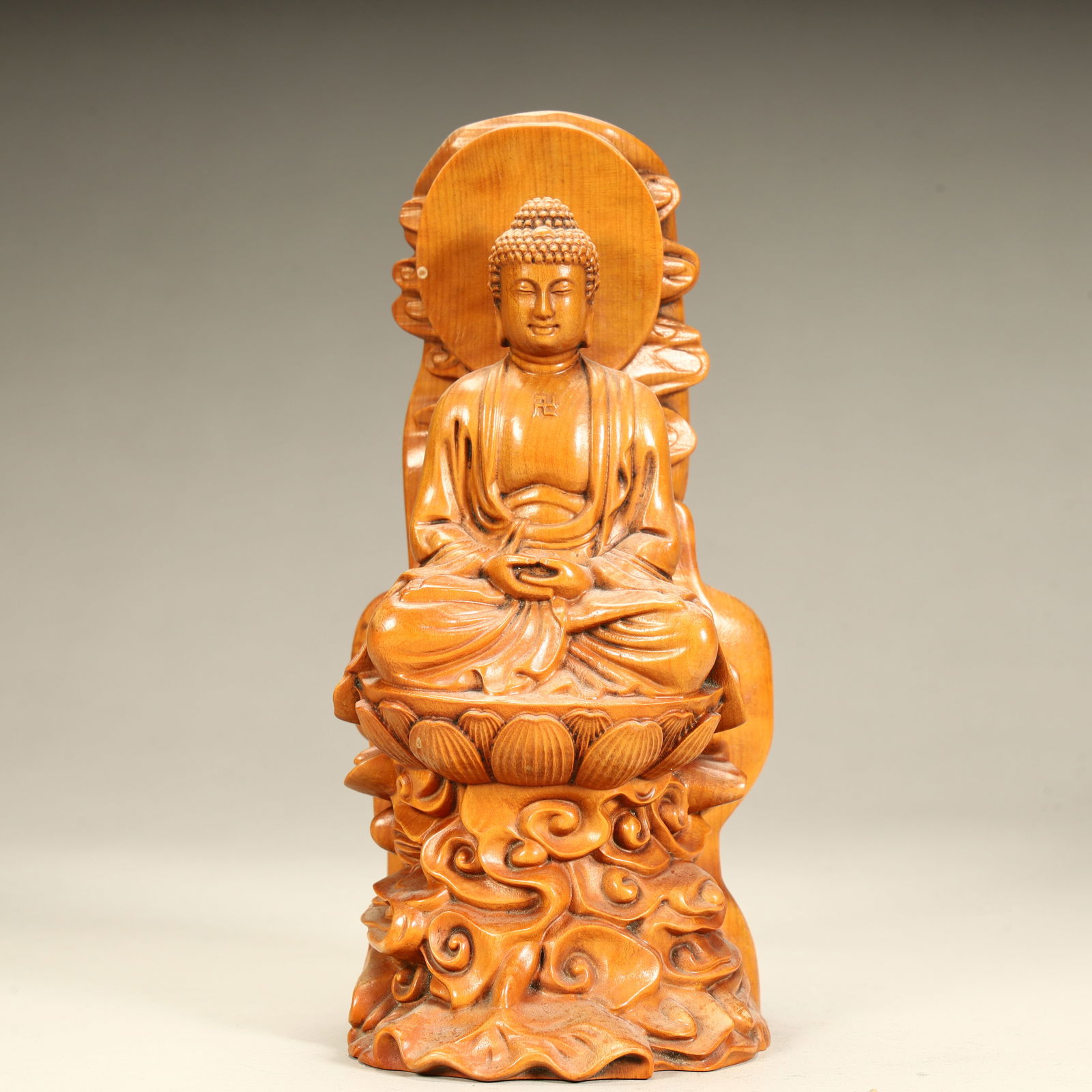 A seated statue of Shakyamuni Buddha in boxwood in the Qing Dynasty: Seated statue of Shakyamuni Buddha in boxwood in the Qing Dynasty SIZE: L:15cm W:6.5cm H:6.5cm W:267g
