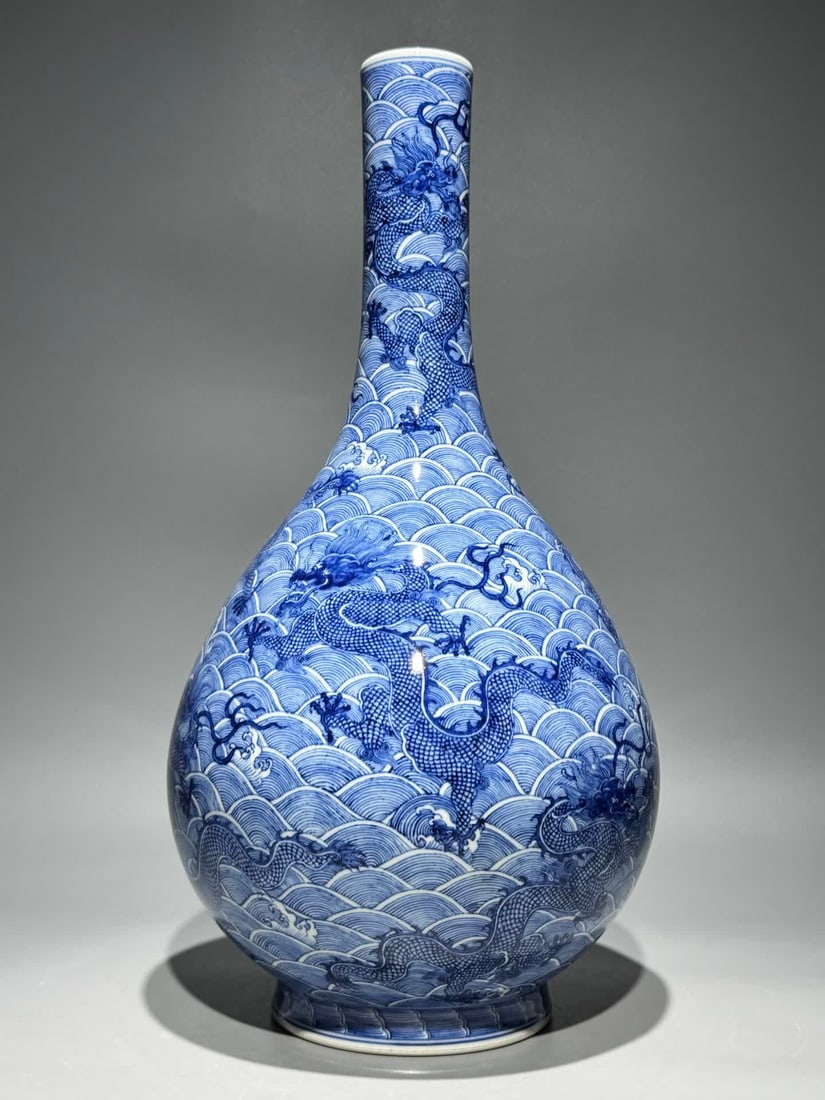 A Qing Yongzheng blue and white Kowloon seawater pattern long-necked gall bottle (1 of 9)