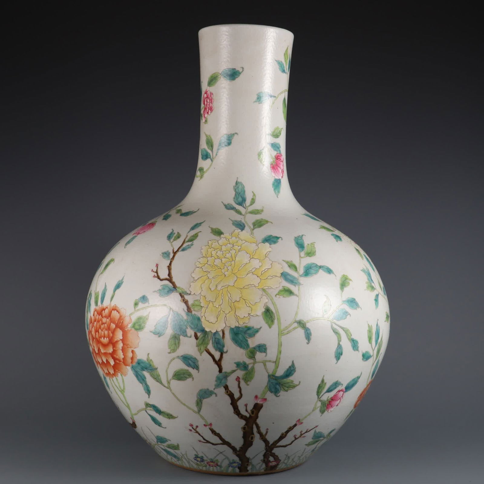 A pastel peony pattern large sky ball vase made in the Qianlong period of the Qing Dynasty: Qing Qianlong year pastel peony pattern big sky ball vase SIZE: H:59cm mouthD:13cm abdominalD:40cm