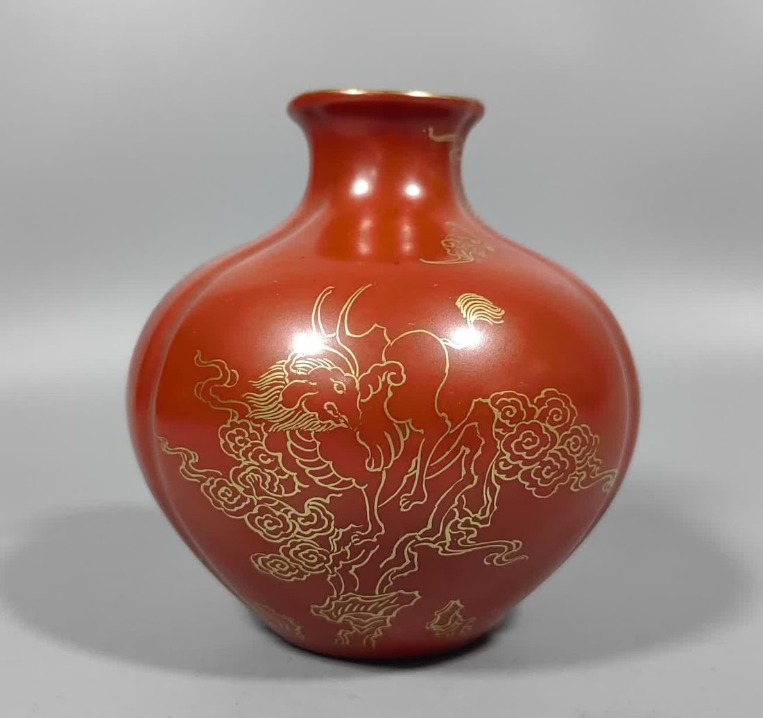 A small pomegranate bottle painted with red gold in the Qing Dynasty (1 of 9)