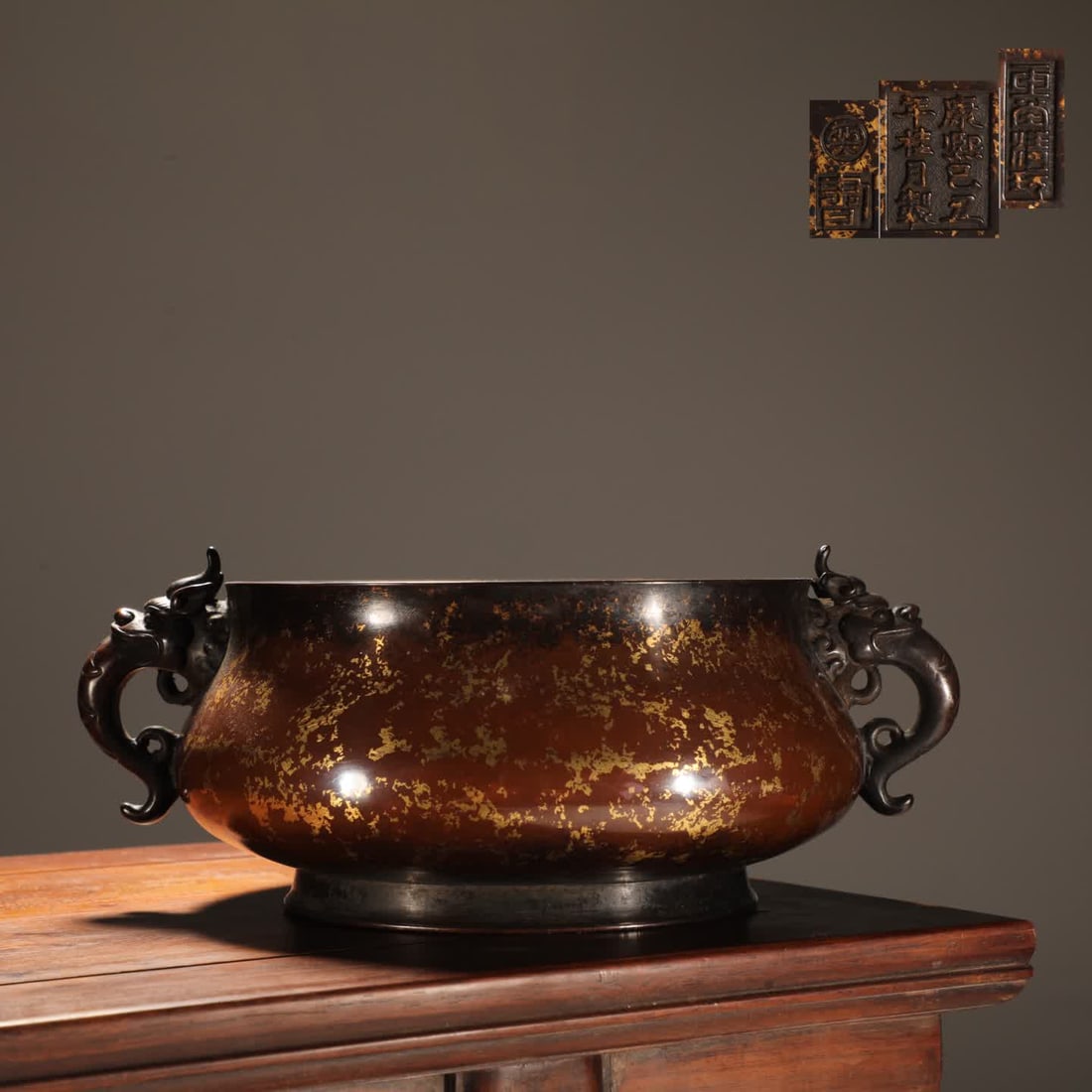 A Ming Dynasty precision cast copper tire dotted with gold sprinkled with gold dragon head ear: Ming Dynasty fine cast copper tire gold sprinkled with gold dragon head ear furnace [Style] In the fifth year of the Ming Dynasty Zhengde, the emperor granted Hui Hui to teach Minister Ma [Detail] The