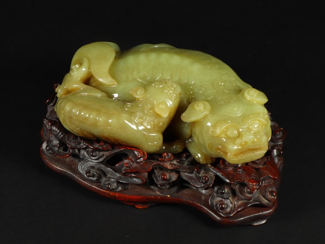 A Qing Dynasty Hetian topaz mother beast (1 of 9)