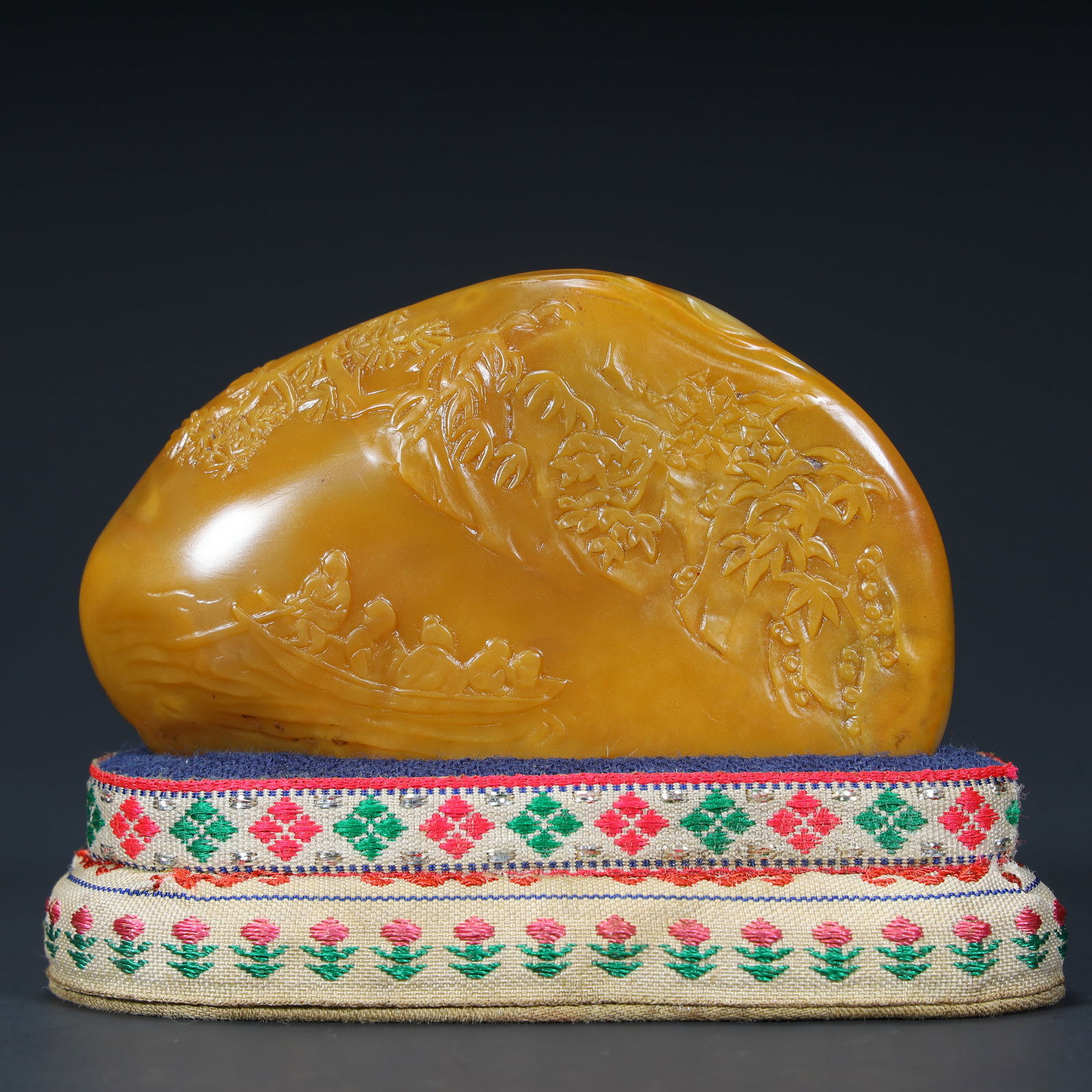 A Qing Dynasty Tian Huangshi thin carved landscape figure ornament: Qing Dynasty Tian Huangshi thin carved landscape figure ornaments SIZE: H:5.3cm L:8.5cm W:2cm W:98.6g (The Dimensions Of All Batches Are Manually Measured.If You Need More Detailed Information,
