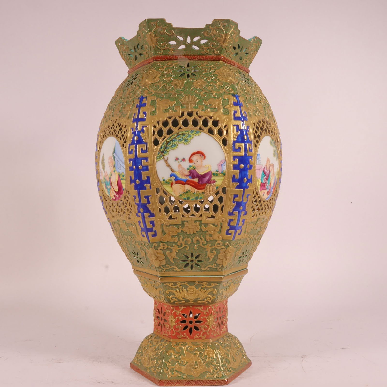 A Qing Qianlong enamel green carved gilded window Western figure picture lampshade: Qing Qianlong enamel green carving gilded window Western character picture lampshade SIZE: H:36cm abdominalD:18cm (The Dimensions Of All Batches Are Manually Measured.If You Need More Detailed Informa
