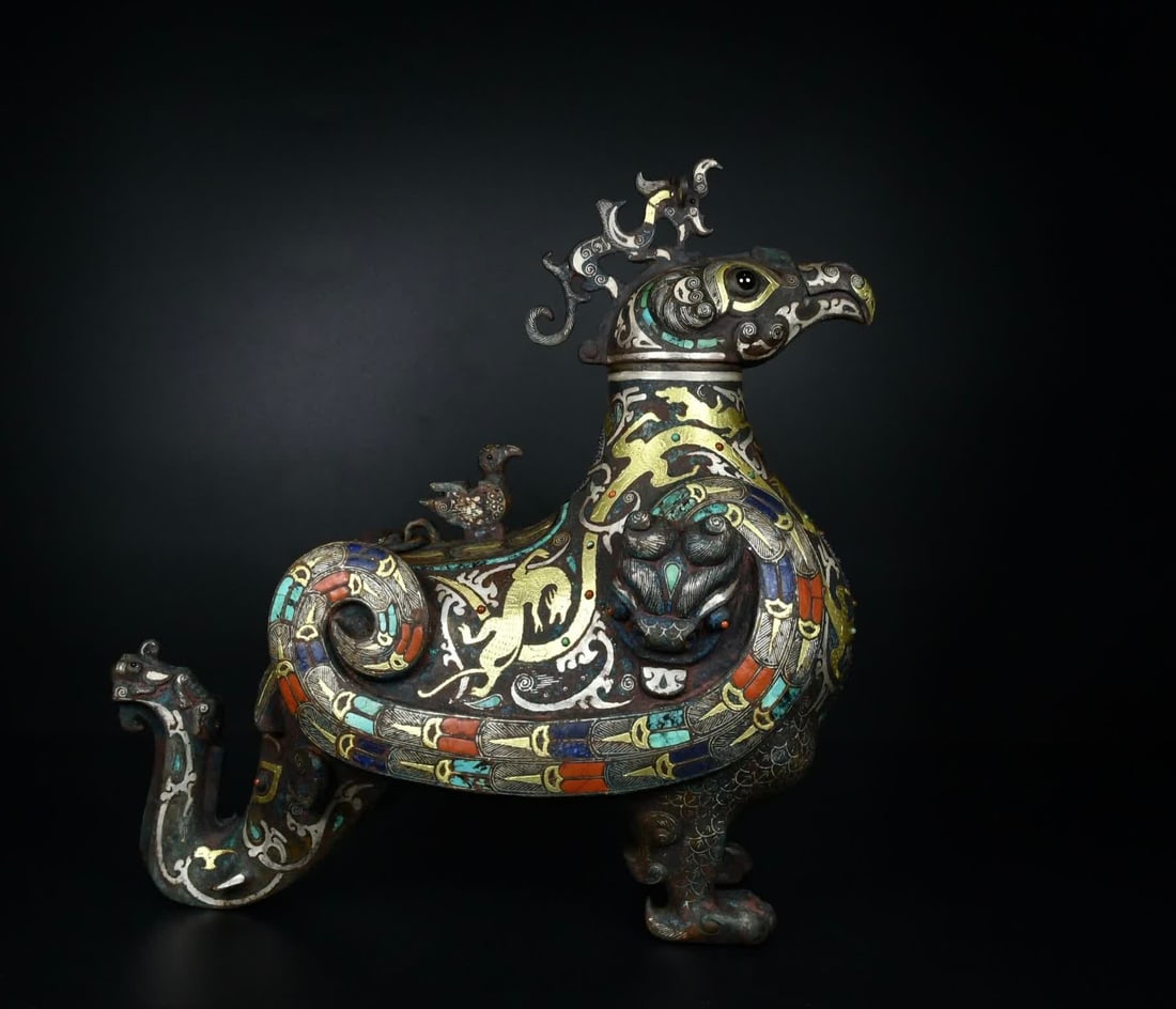A piece of Warring States Bronze-Cuojin Silver Inlaid Turquoise Agate Eagle Beast Zun: Warring States Bronze-Cuojin Silver Inlaid Turquoise Agate Eagle Beast Zun SIZE: H:31cm W:16cm L:30cm W:5.1kg (The Dimensions Of All Batches Are Manually Measured.If You Need More Detailed Information