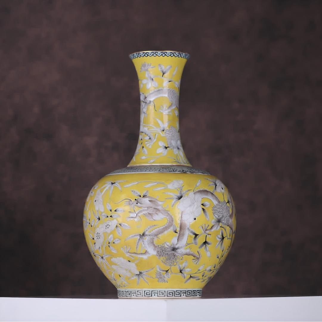 A Qing Guangxu yellow ground ink colorful dragon wearing a pattern appreciation vase (1 of 10)