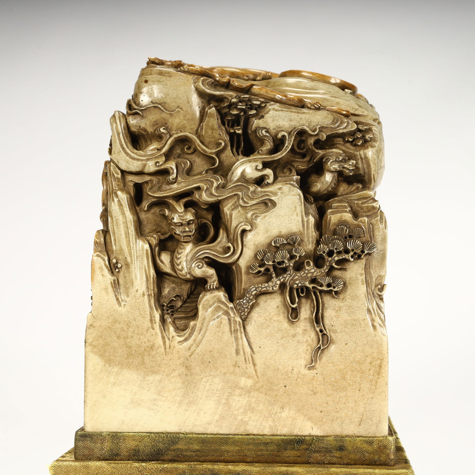 A seal of the Qing Dynasty Shoushan stone landscape beast pattern: Qing Dynasty Shoushan stone landscape beast pattern seal SIZE: H:15cm L:10.5cm W:10.5cm W:3.4kg (The Dimensions Of All Batches Are Manually Measured.If You Need More Detailed Information, Please