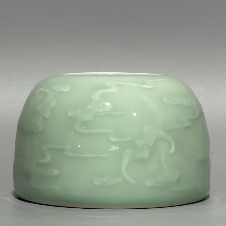 A piece of Qianlong year of the Qing Dynasty bat cloud bean celadon washed: Qianlong year of the Qing Dynasty bat cloud bean blue glaze washed SIZE: H: 6.1cm mouthD: 5.2cm bottom 9.5cm (The Dimensions Of All Batches Are Manually Measured.If You Need More Detailed