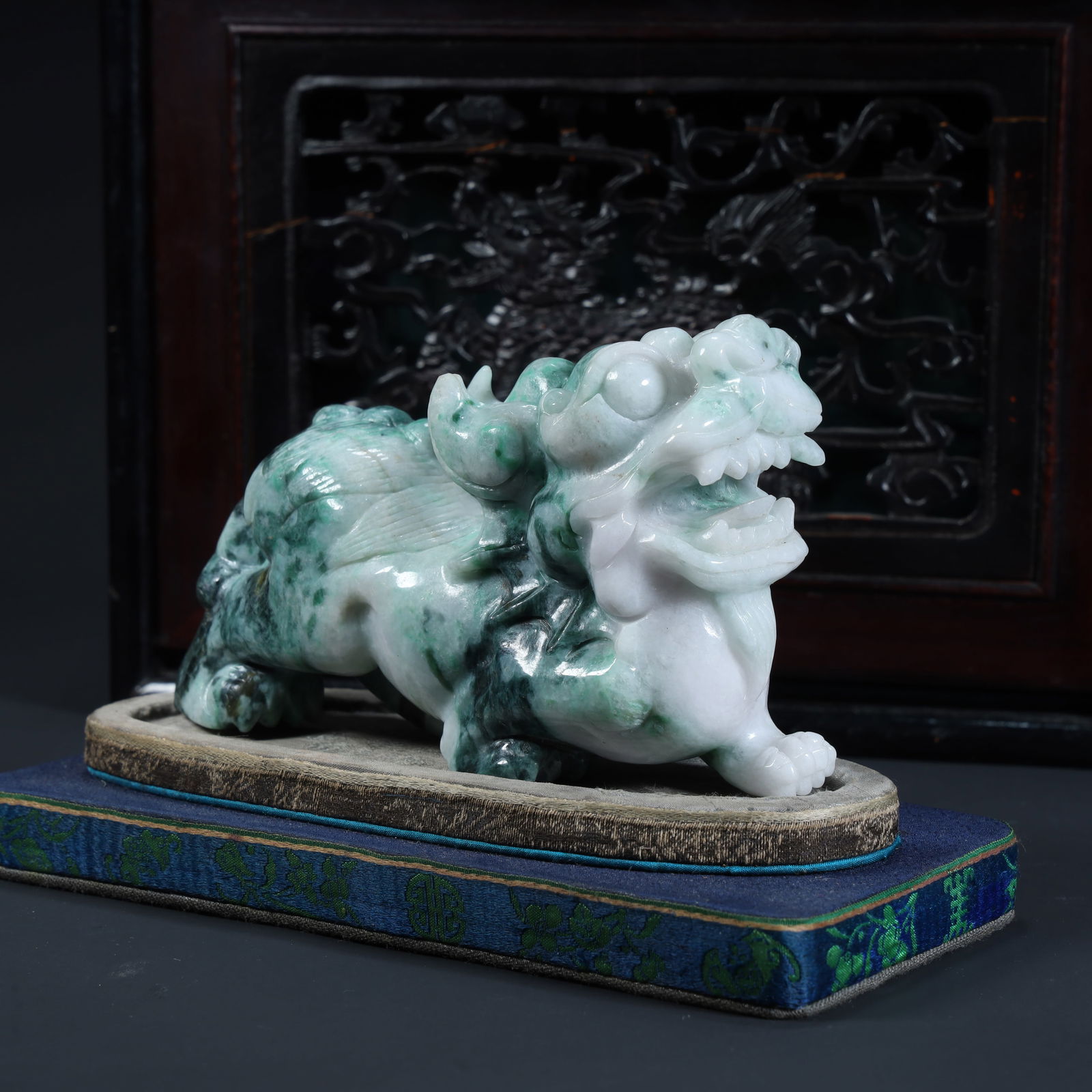 A Qing Dynasty jade Pixiu ornament: Qing Dynasty jade Pixiu ornament SIZE: H:8.5cm L:14cm W:5cm W:748g (The Dimensions Of All Batches Are Manually Measured.If You Need More Detailed Information, Please Contact Our Customer Service