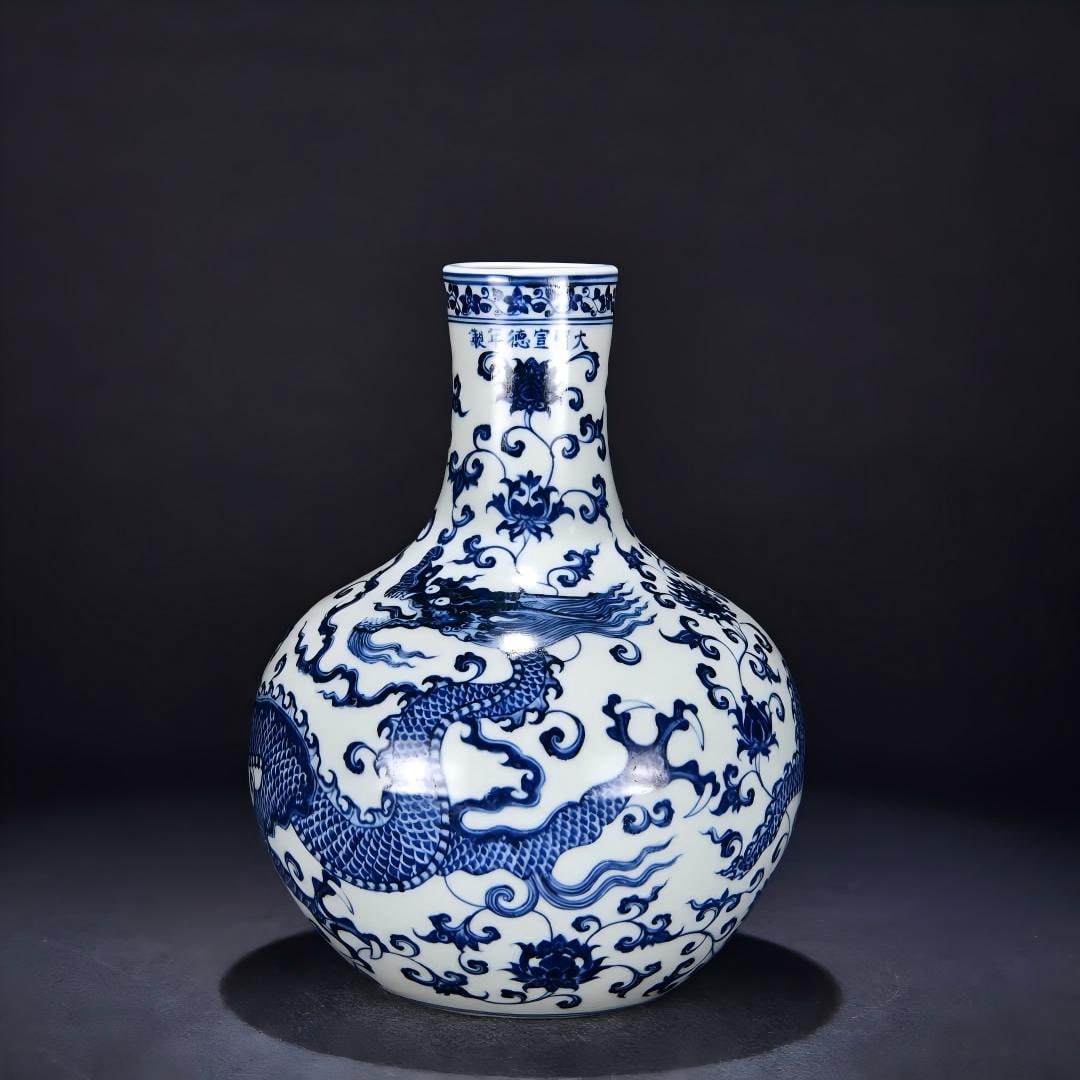 A Ming Xuande blue and white entwined dragon pattern heavenly ball vase: Ming Xuande blue and white entwined dragon pattern heavenly ball vase SIZE: H:30cm W:19cm (The Dimensions Of All Batches Are Manually Measured.If You Need More Detailed Information, Please Contact Our