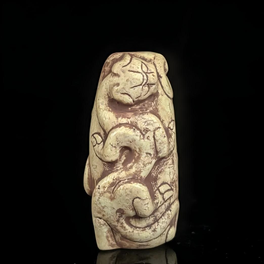 A Han Dynasty jade dragon jade pipe (1 of 9)