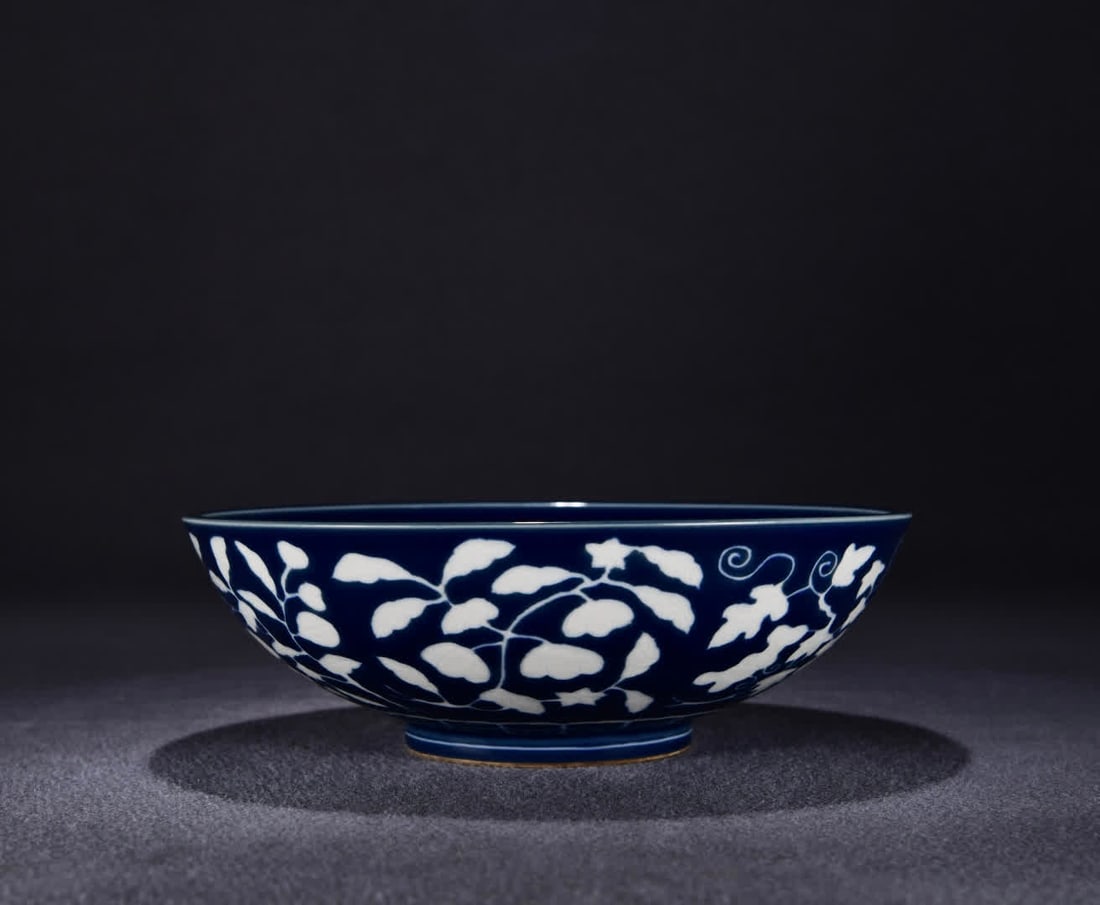 A Ming Xuande sacrifice blue white folded branch flower and fruit bowl: Ming Xuande sacrifice blue left white broken branch flower fruit bowl SIZE: H:10cm W:29cm (The Dimensions Of All Batches Are Manually Measured.If You Need More Detailed Information, Please Contact