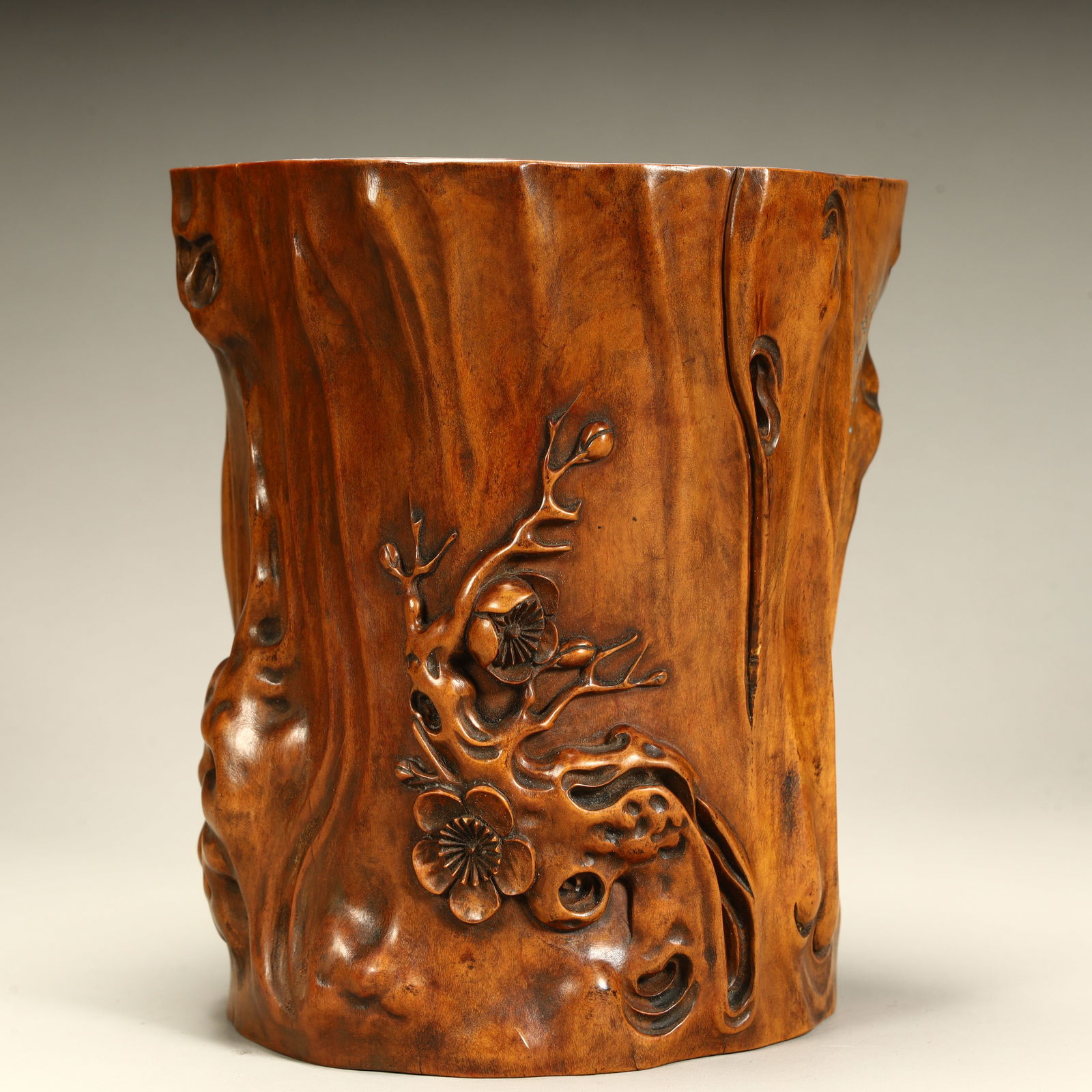 A Qing Dynasty boxwood carved plum pattern pen holder: Qing Dynasty boxwood carved plum pattern pen holder SIZE: H:15cm L:13cm W:12cm W:845g (The Dimensions Of All Batches Are Manually Measured.If You Need More Detailed Information, Please Contact Our