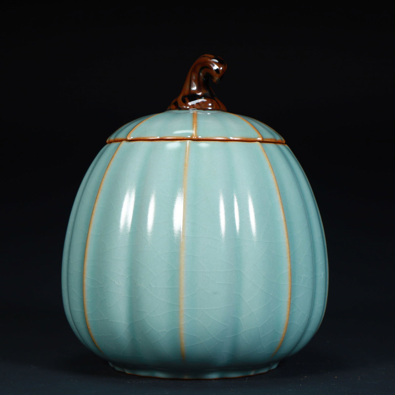 A Ru kiln celadon pumpkin-shaped lid jar (1 of 8)