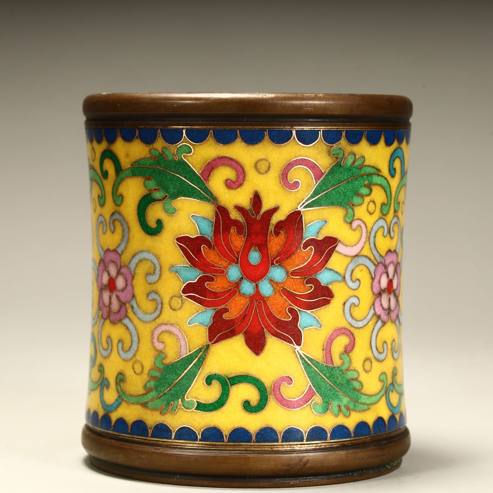 A Qing Dynasty copper tire cloisonné enamel entwined floral pattern pen holder (1 of 9)