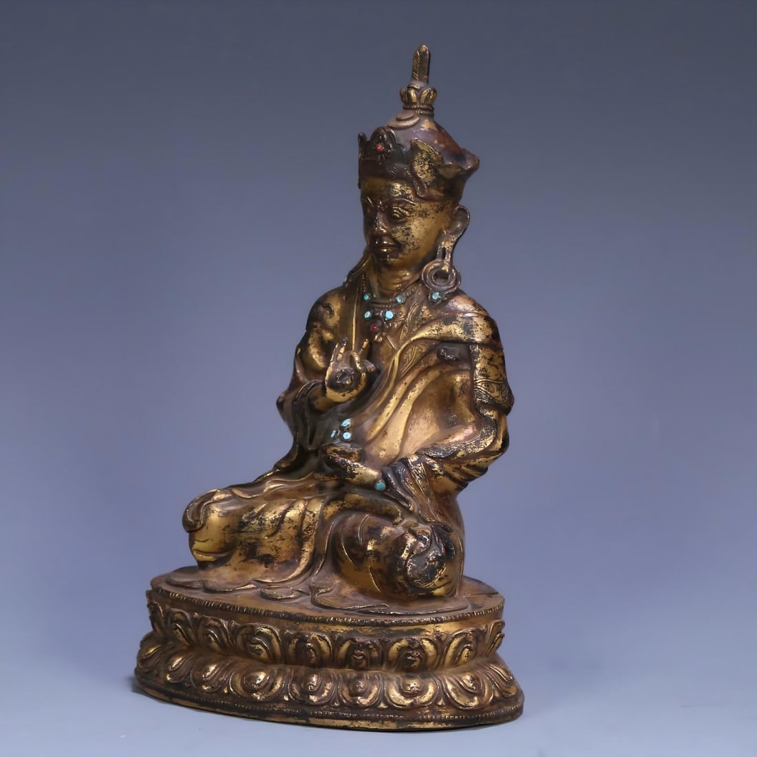 A 16th-century Tibetan Buddhist bronze gilt statue of Master Lotus Peanuts: 16th century Tibetan Buddhism Statue of Master Gilt Lotus Peanuts SIZE: 19.6x12.7x9.1cm W:1051.7g (The Dimensions Of All Batches Are Manually Measured.If You Need More Detailed Information, Please Con