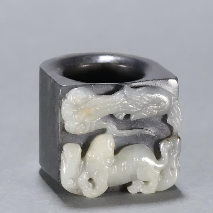 A piece of blue and white seed material auspicious beast horseshoe finger: Blue and white seeds are used to make auspicious beasts, horseshoes, and fingers SIZE: Inner diameter 2.1cm W:2.9cm W:60.9g (The Dimensions Of All Batches Are Manually Measured.If You Need More Detail