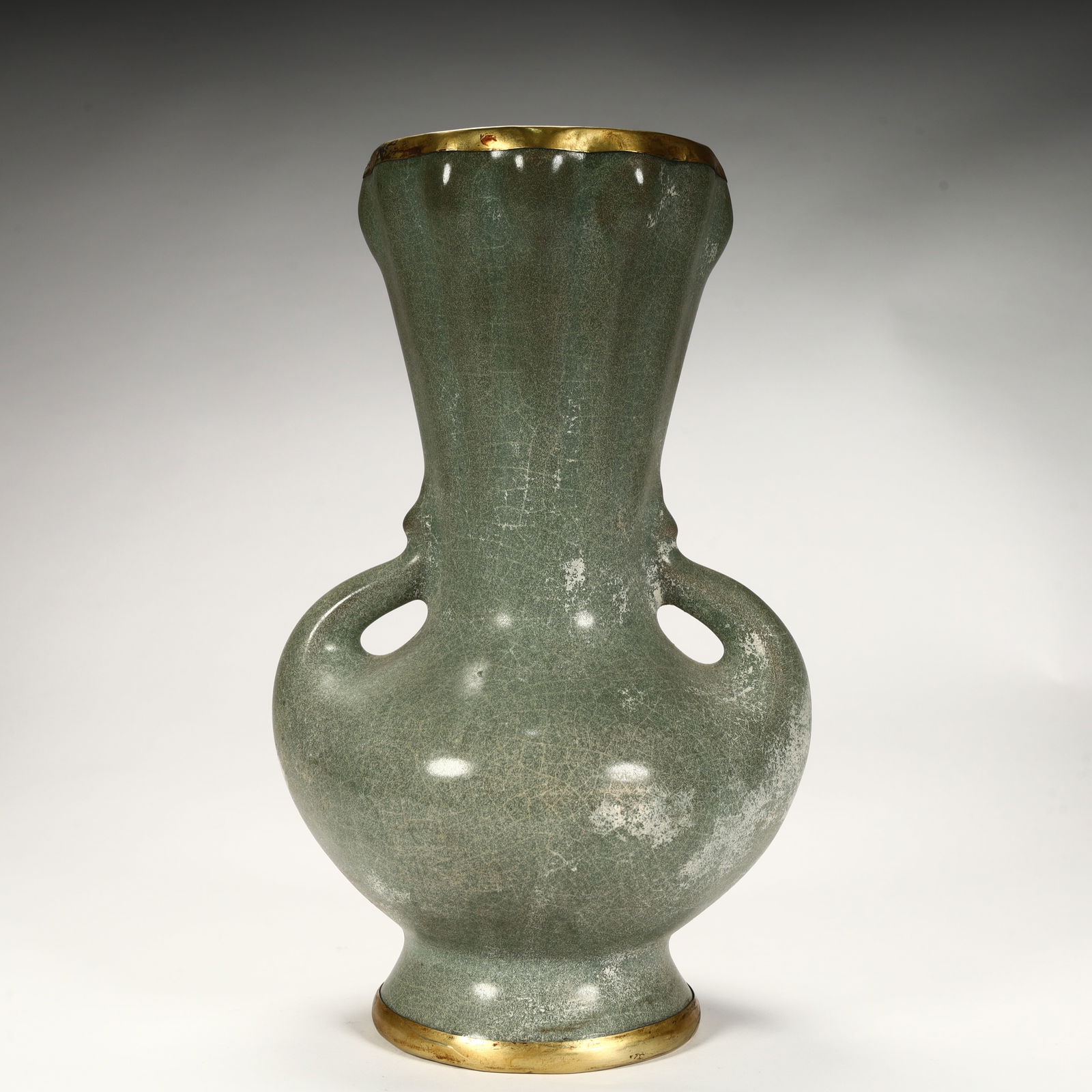 A Song Dynasty celadon open-piece gilt amphora: The celadon open piece porcelain, the ring amphorae on both sides are exquisitely designed, the mouth edge and bottom foot are gilded, the bottle body is full and round, and the craftsmanship is uniqu